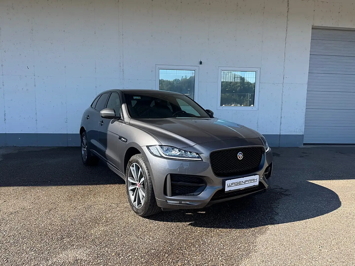 Jaguar F-Pace 20d AWD Black Pack R-Sport Aut. Grau - 2