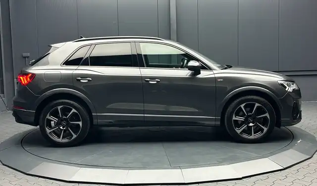 Audi Q3 view 6