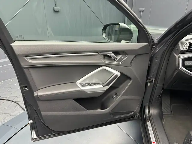 Audi Q3 view 13