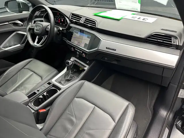 Audi Q3 view 11