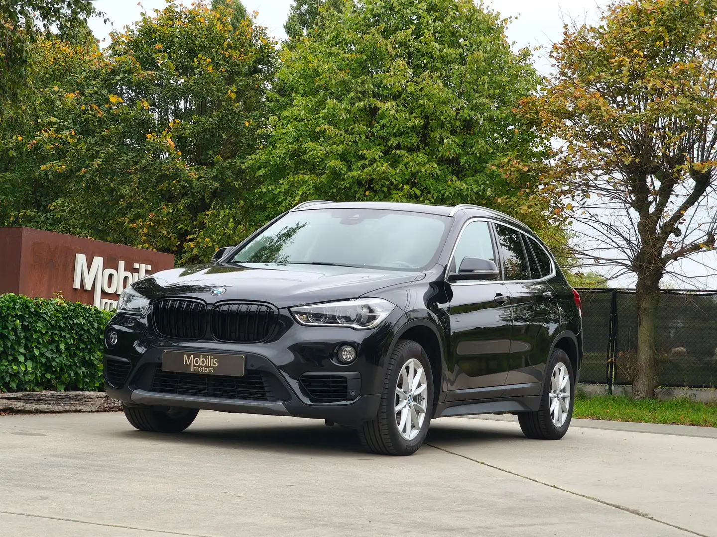 BMW X1 sDrive18i Automaat/PanoDak/Camera/HeadUp-Display Zwart - 1