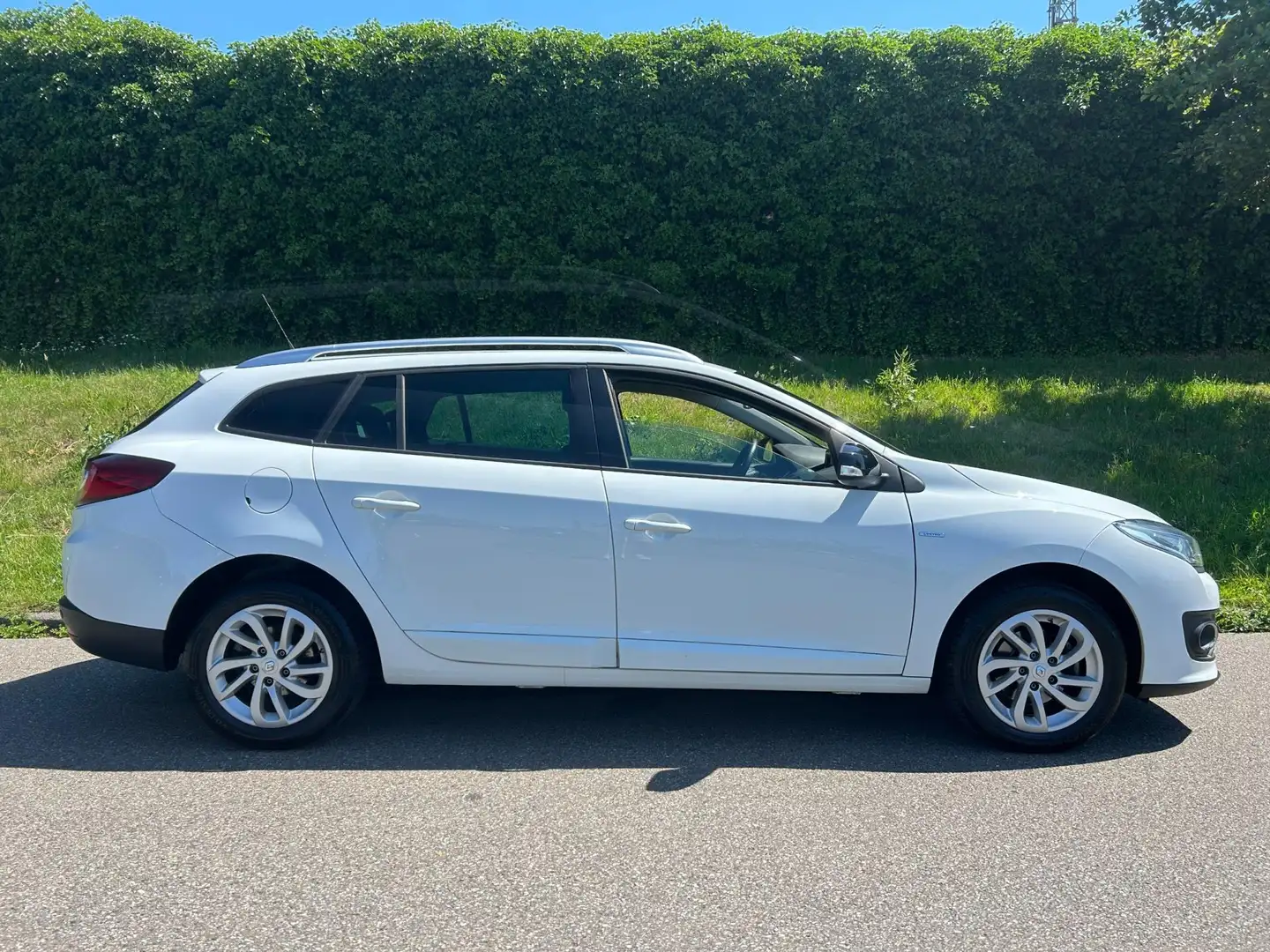 Renault Megane Estate 1.5 dCi Limited - Navi - Clima - Cruise - P Wit - 2