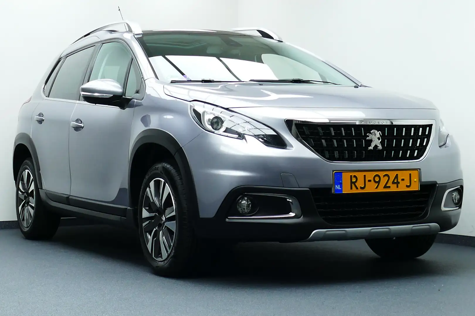 Peugeot 2008 1.2 110pk Allure 1-Eig. Panodak, Half Leer, Navi, Grau - 2