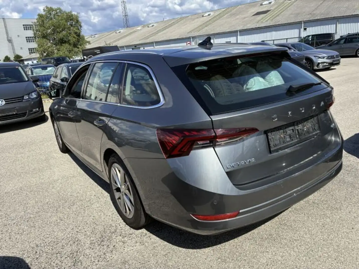 Skoda Octavia Combi 2,0 TDI 4x4 Style DSG 1-Hand Virtual !! Grau - 2