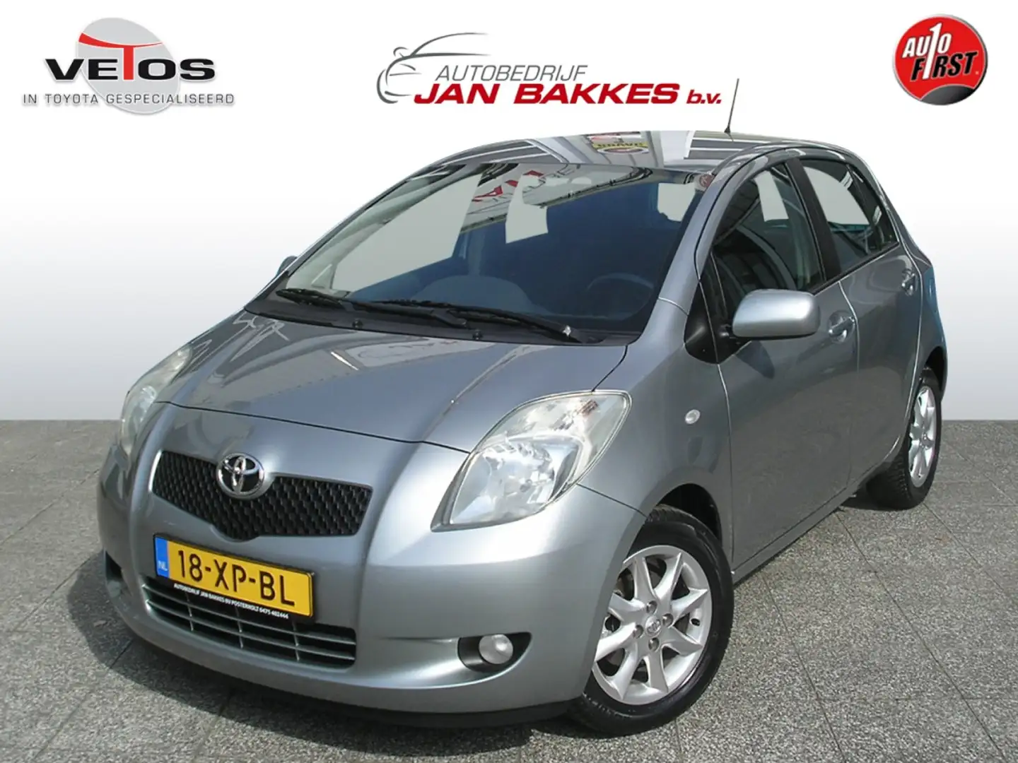 Toyota Yaris 1.3 VVTi Luna Gris - 1