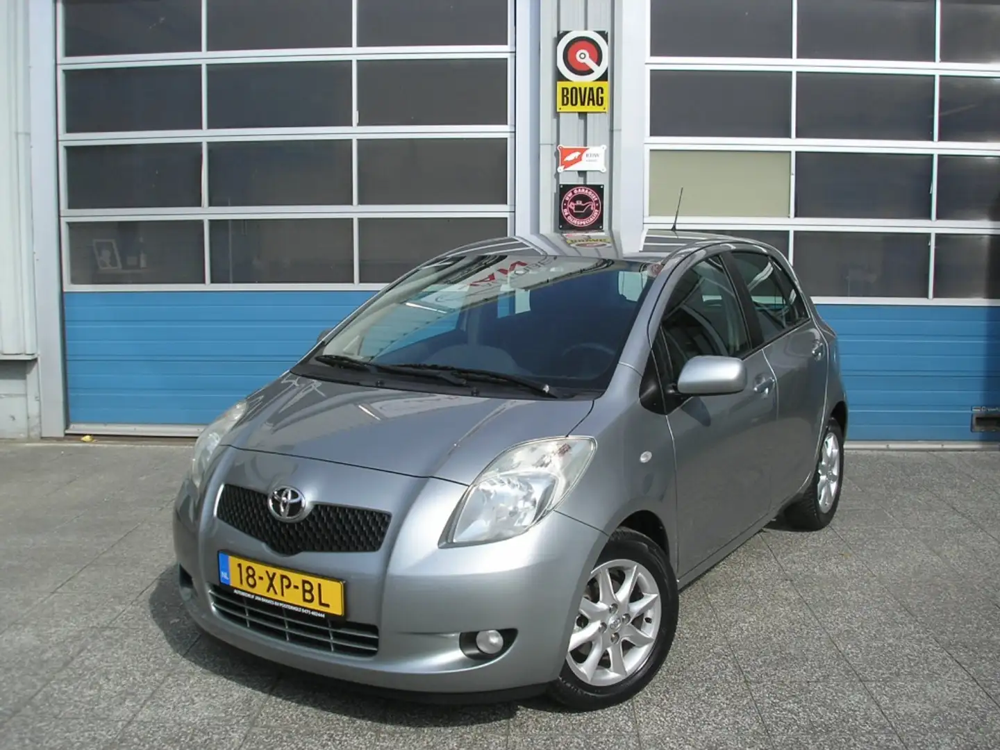 Toyota Yaris 1.3 VVTi Luna Gris - 2
