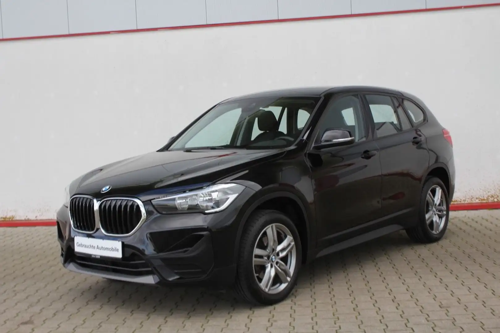 BMW X1 sDrive18i Advantage Line AHK Navi Profession. Schwarz - 2