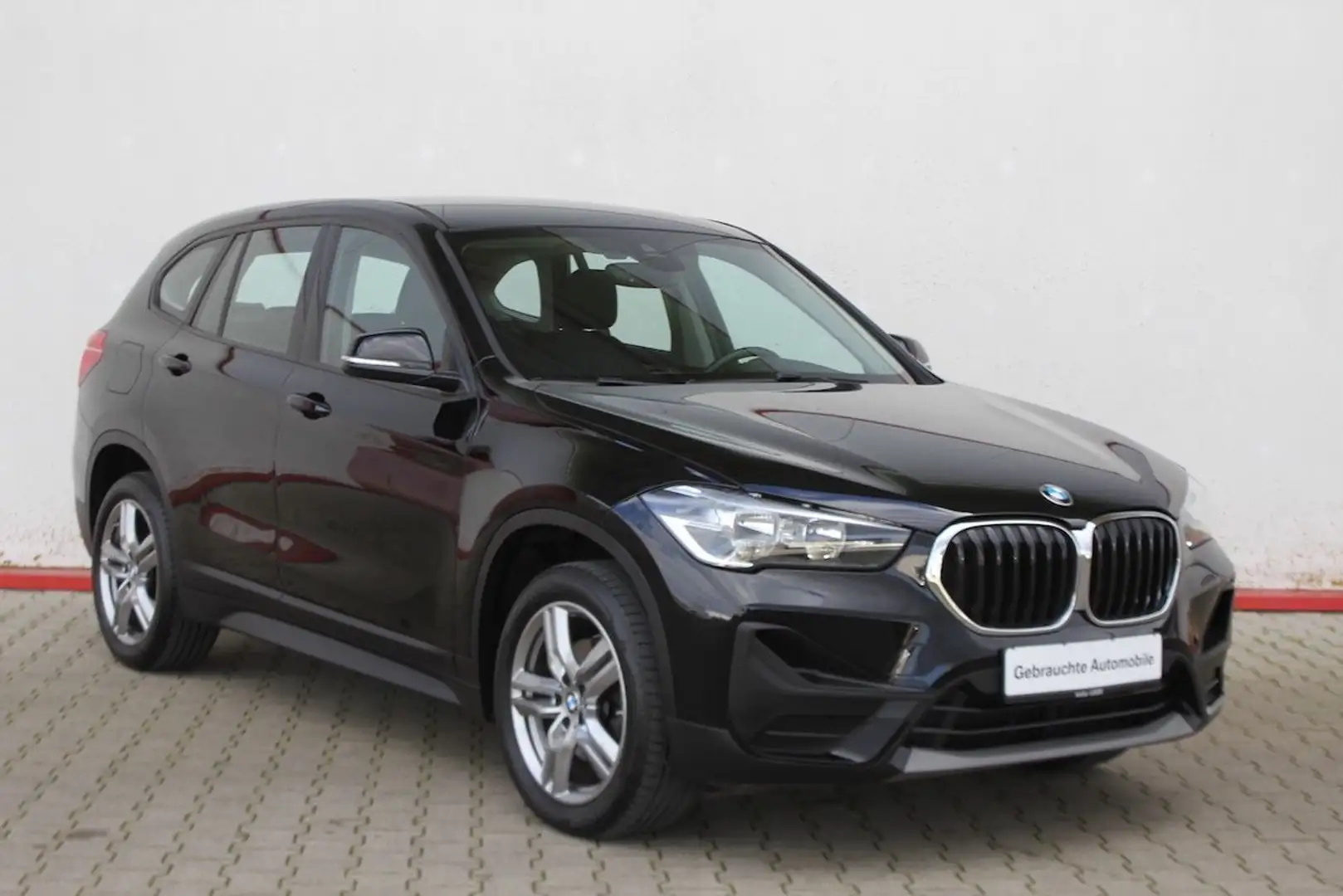 BMW X1 sDrive18i Advantage Line AHK Navi Profession. Schwarz - 1
