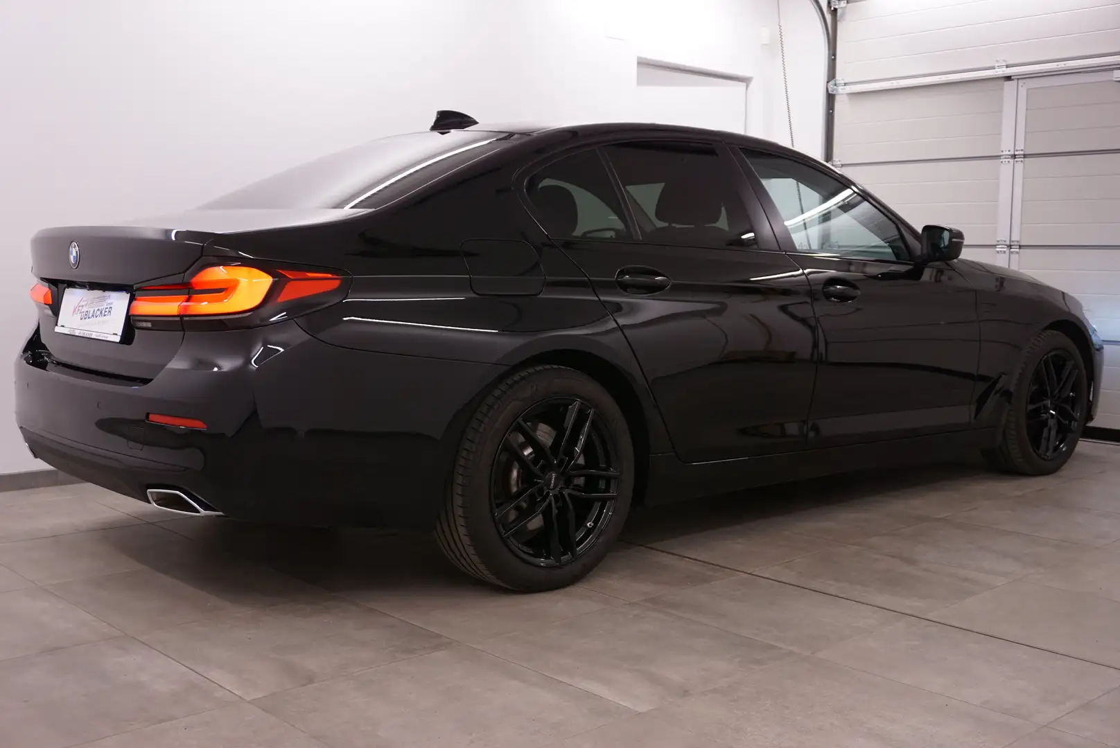 BMW 520 d  Limousine // Shadow Line // Lederausstattung // Schwarz - 2