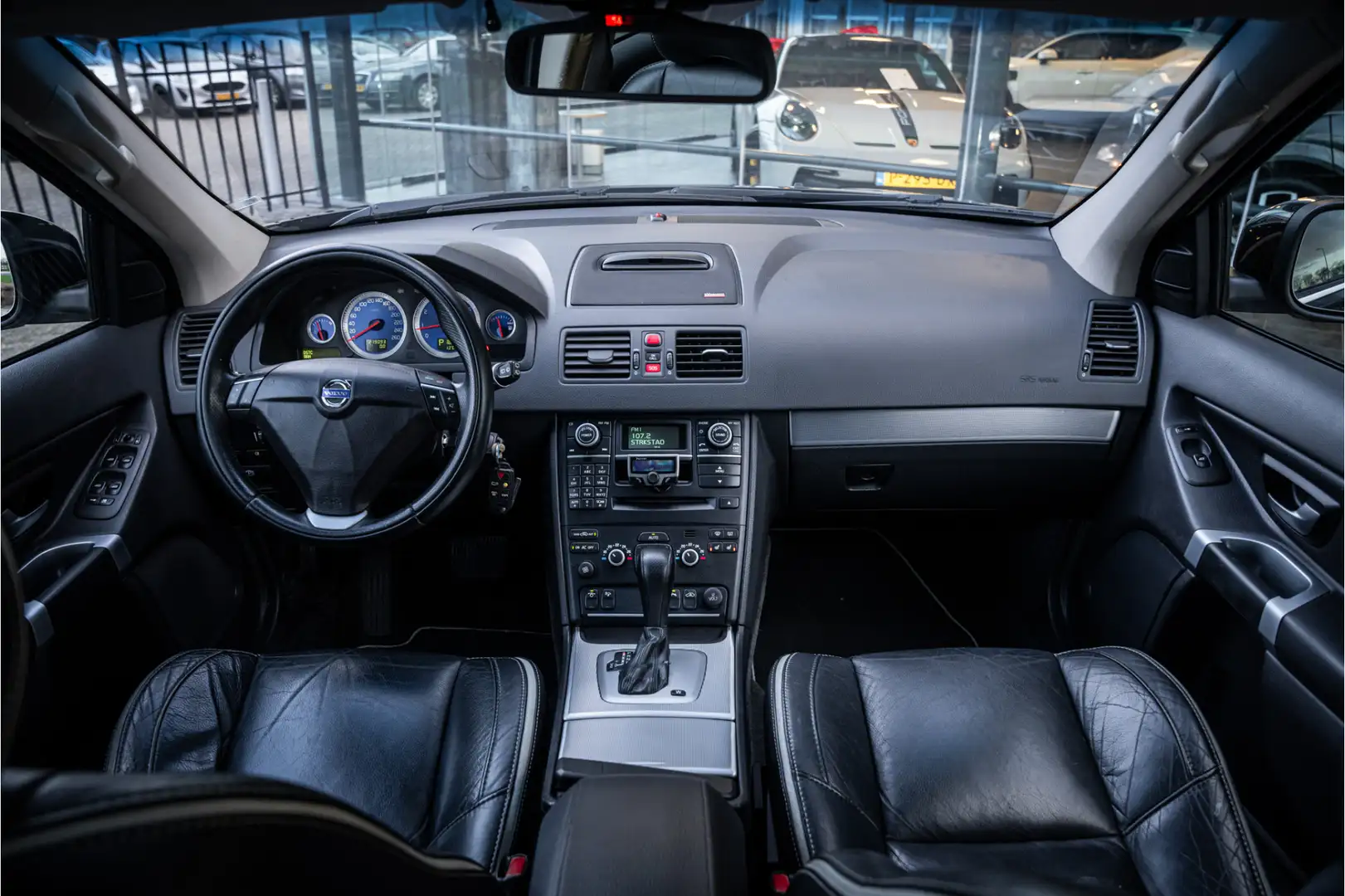 Volvo XC90 3.2 Sport ** Navigatie ** Schuifdak ** Trekhaak ** Zwart - 2