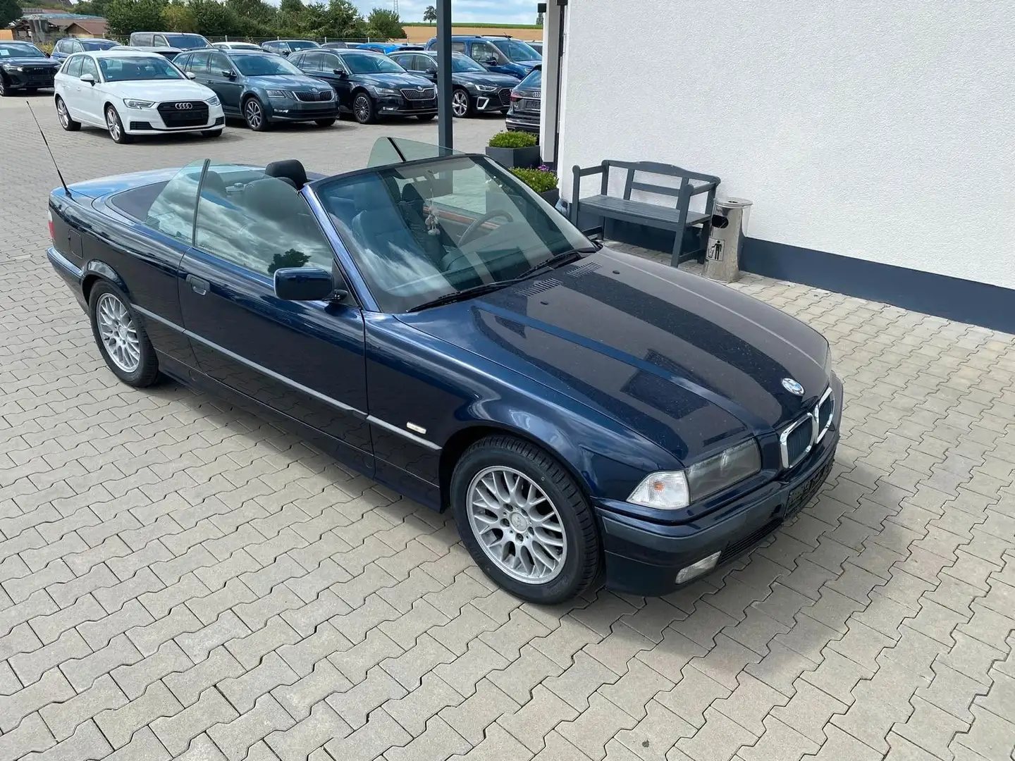 BMW 318 i Cabrio|E36|Orig.KM|NAVI|LEDER|ALPINE|KLIMAA Bleu - 1