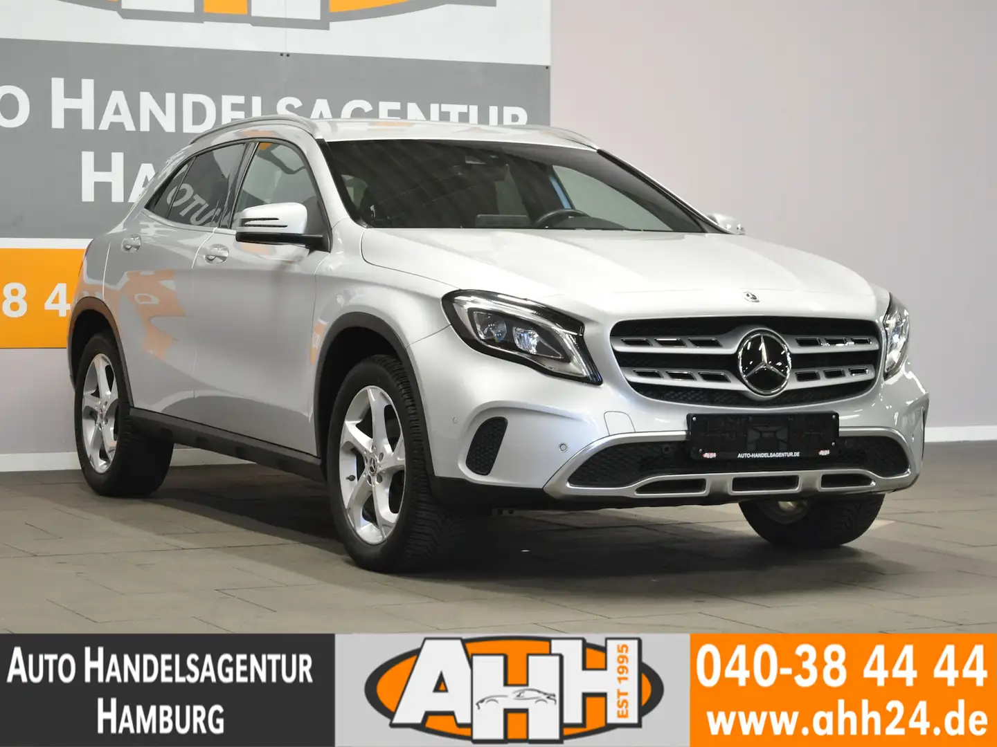 Mercedes-Benz GLA 200 URBAN AUT LED|KAM|AHK|DAB|NAV|DTR|18Z|2H Zilver - 2