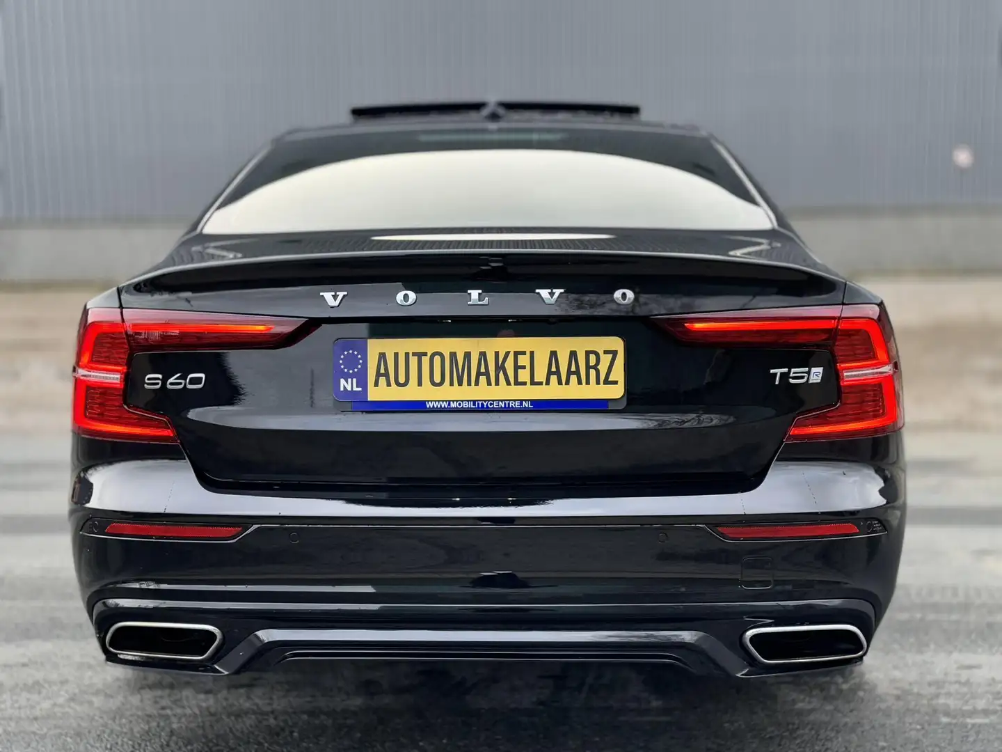 Volvo S60 2.0 T5 R-DESIGN | FULL OPTION Zwart - 2