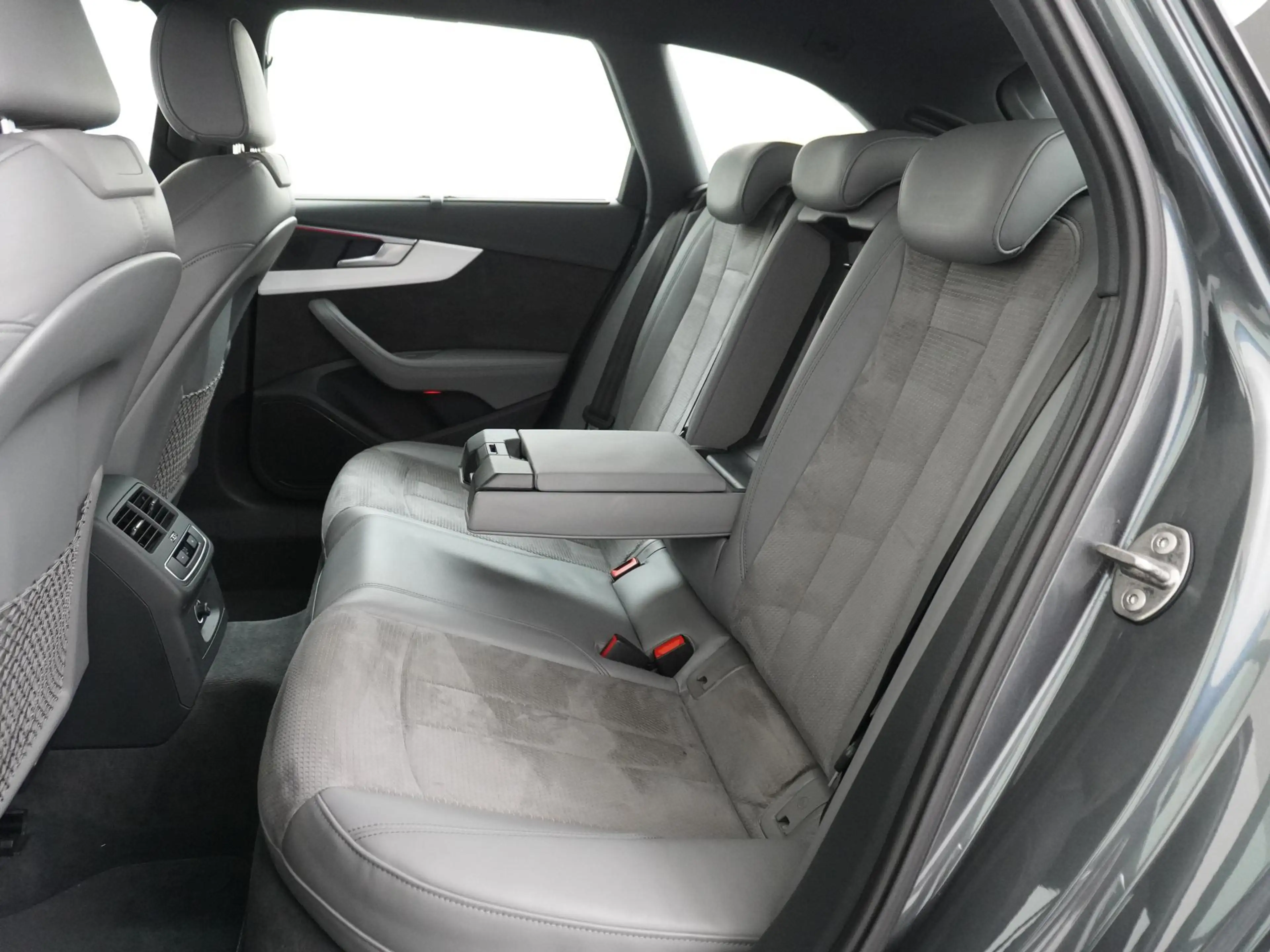 Audi A4 Avant 2.0 TFSI ultra Sport Pro Line S Trekhaak/18i — photo 18