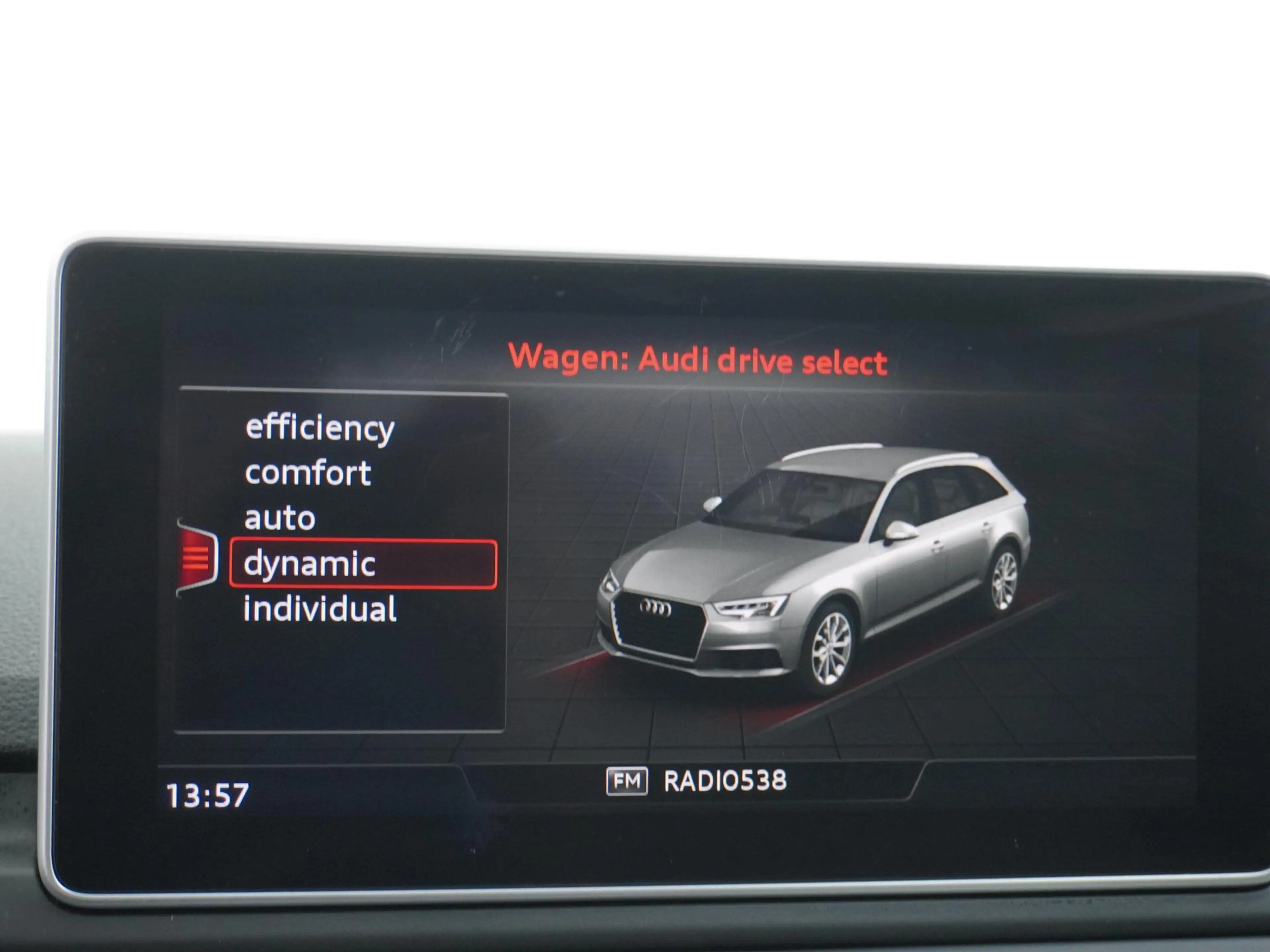 Audi A4 Avant 2.0 TFSI ultra Sport Pro Line S Trekhaak/18i — photo 31