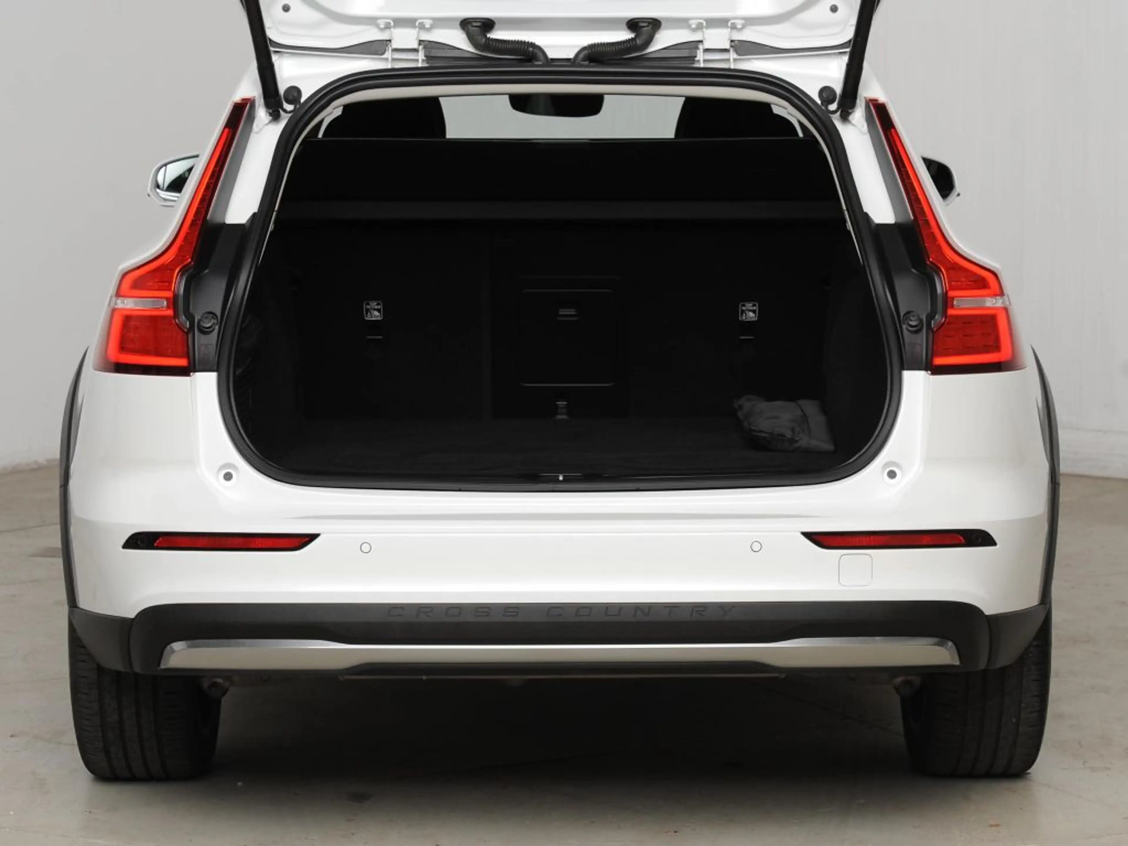 Volvo V60 Cross Country B4 D AWD Ultimate *AHK * 360° * Standheizung.* — photo 13