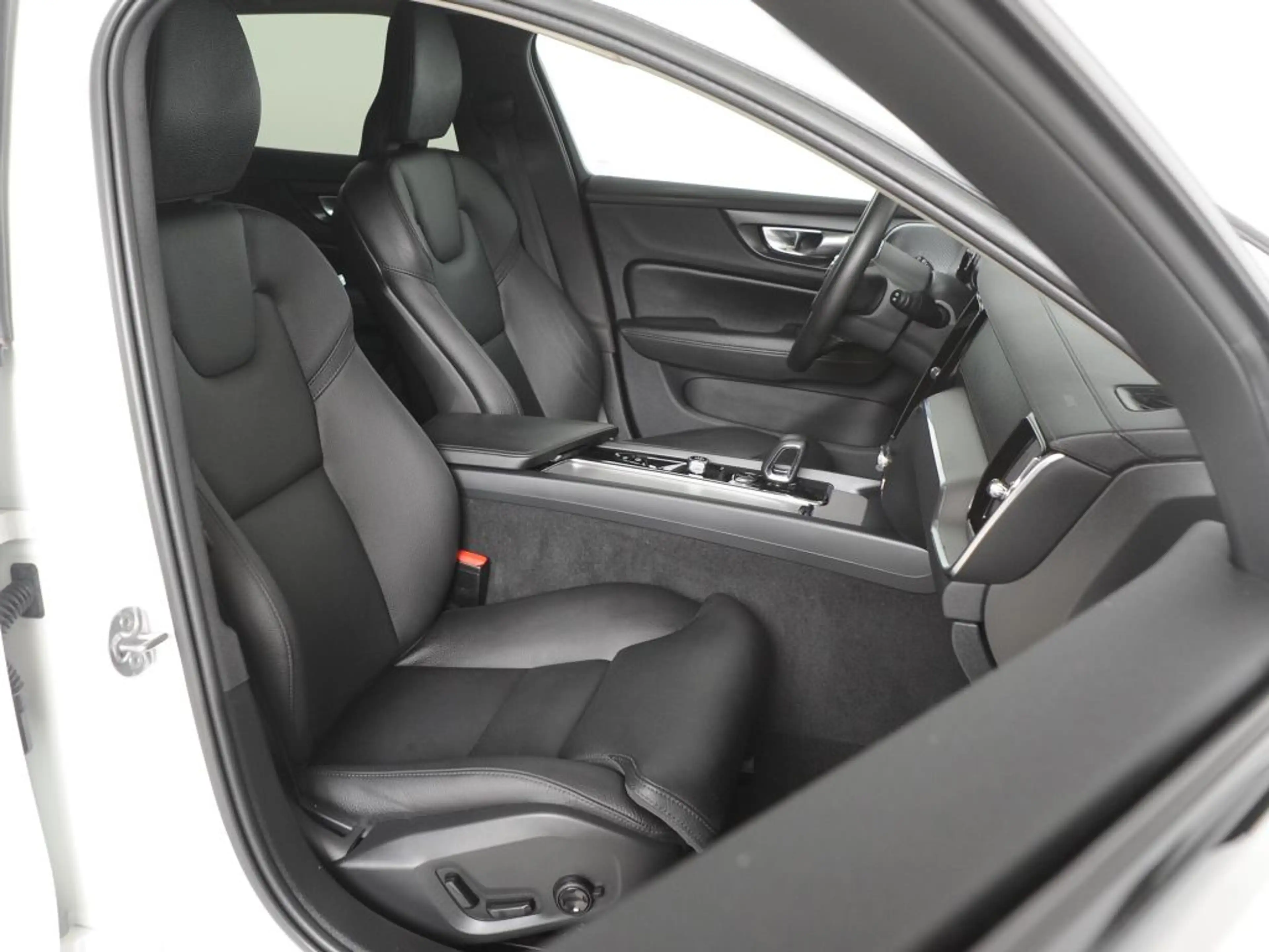 Volvo V60 Cross Country B4 D AWD Ultimate *AHK * 360° * Standheizung.* — photo 10