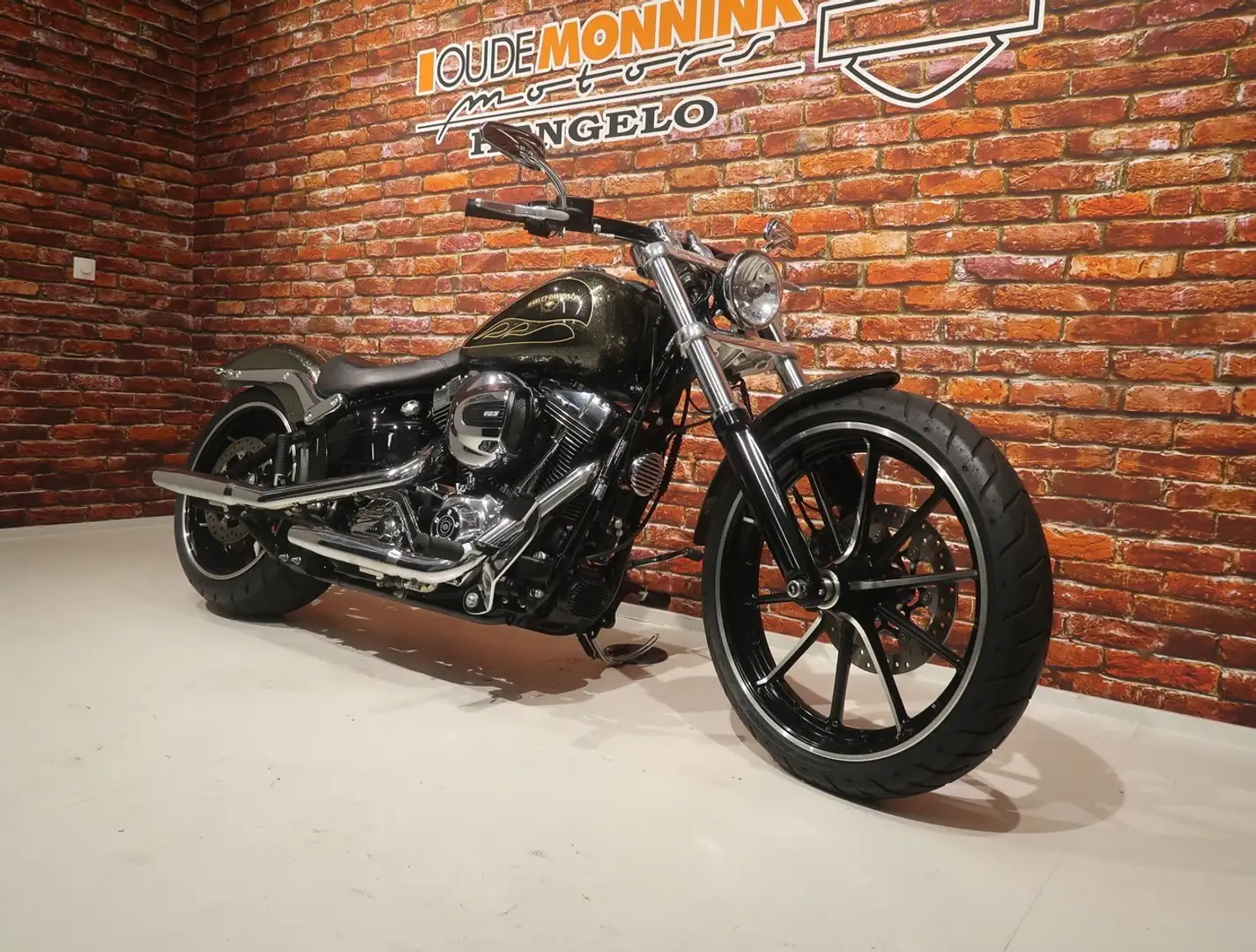 Harley-Davidson Breakout FXSB 1690 Zlatá - 2