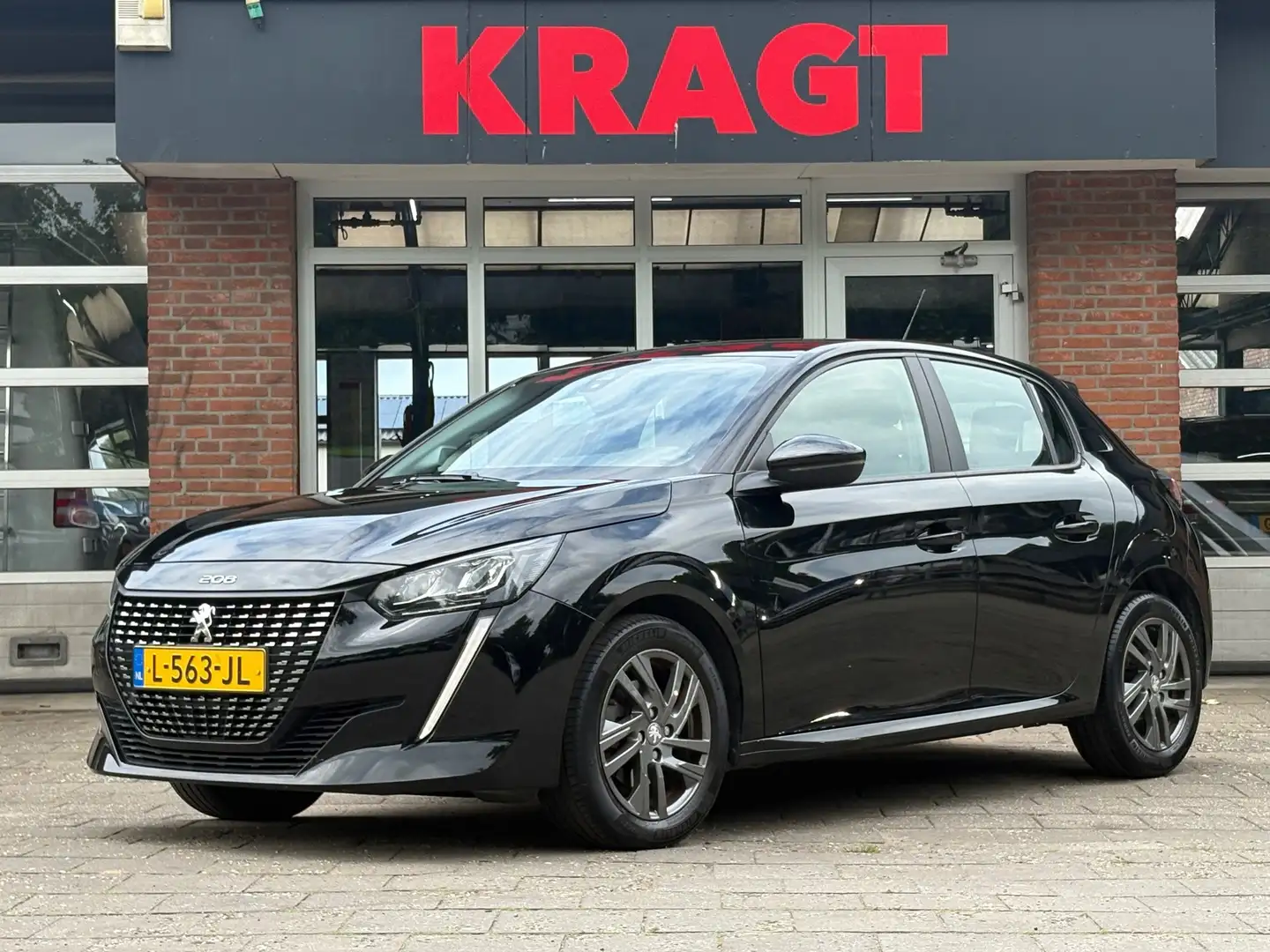 Peugeot 208 Active Pack 1.2 100 pk - 5drs - Carplay - winterpa Zwart - 1