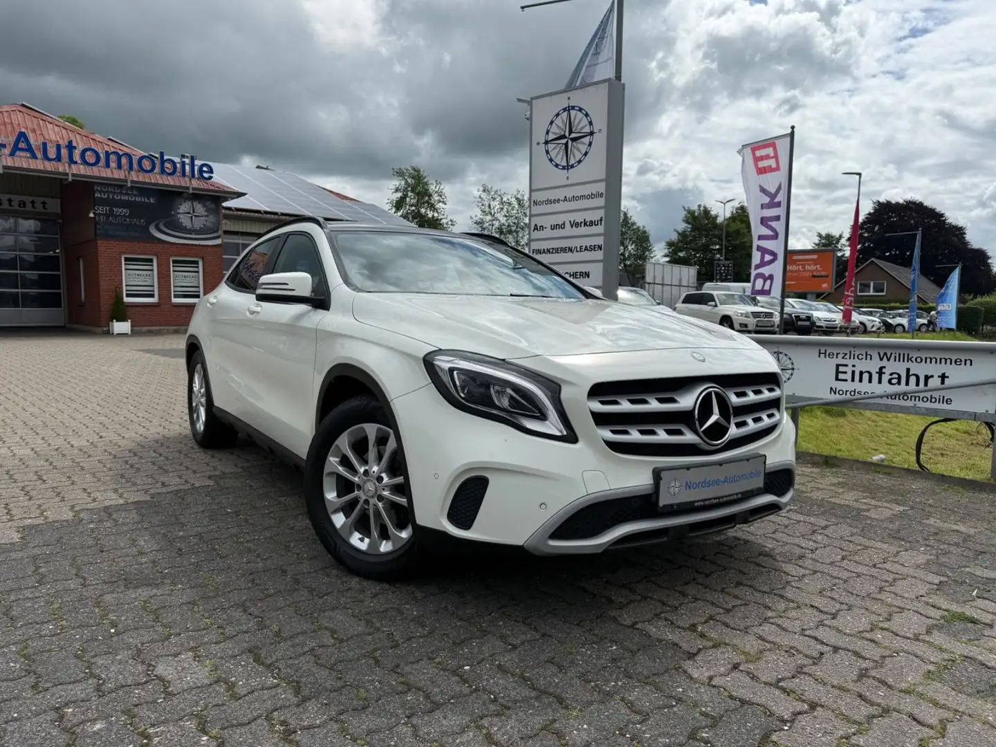 Mercedes-Benz GLA 180 CDI Tempo Navi Pano Ahk 1a Zustand!! Weiß - 1