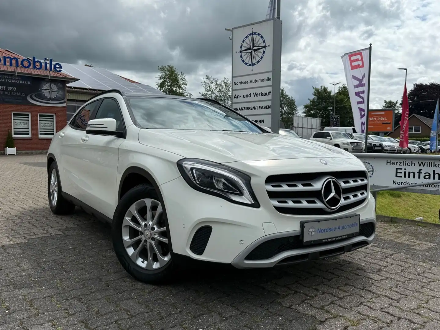 Mercedes-Benz GLA 180 CDI Tempo Navi Pano Ahk 1a Zustand!! Weiß - 2