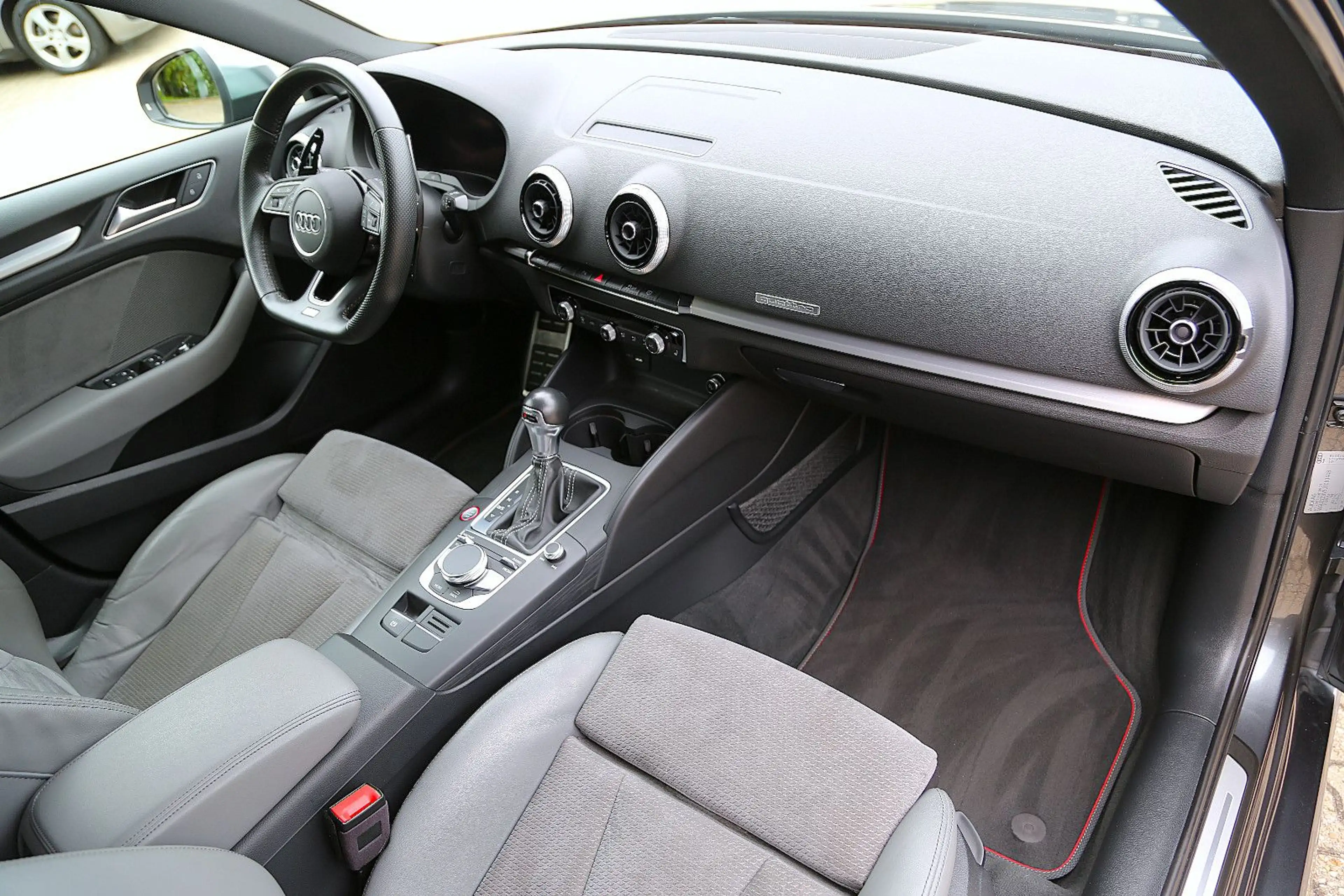 Audi S3 Lim. 2.0 TFSI quattro Virtual LED DSP Massage — photo 7