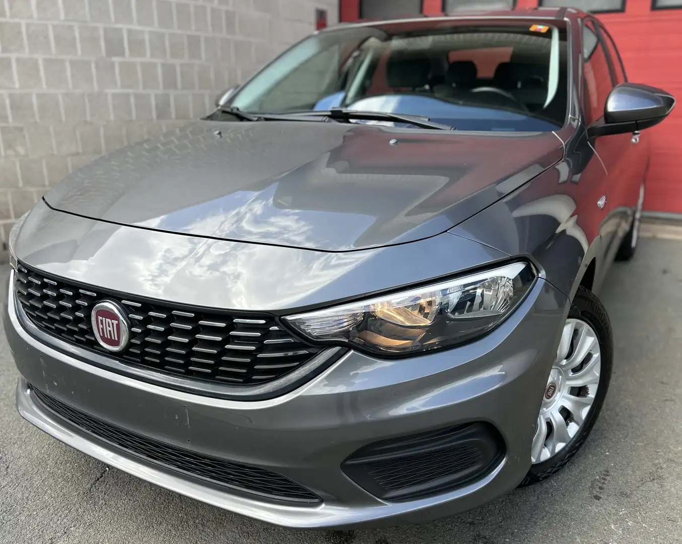 Fiat Tipo 1.4i Lounge + NAVI + CLIM + CAR-PASS Grijs - 1