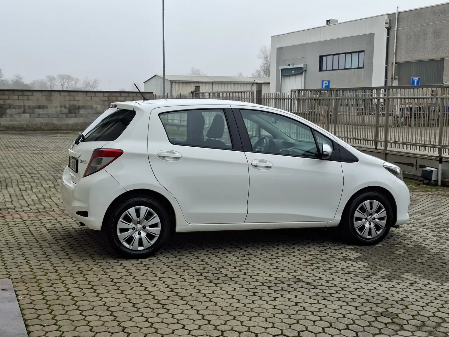 Toyota Yaris 5p 1.0 Lounge *UNICO PROPRIETARIO* Blanc - 2