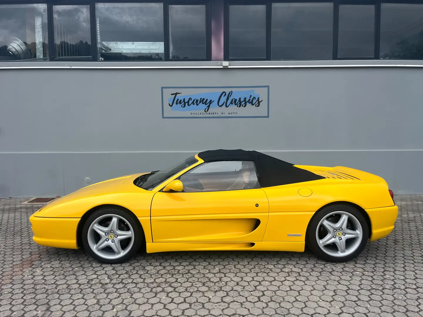 Ferrari F355 355 Spider Manuale Sarı - 1
