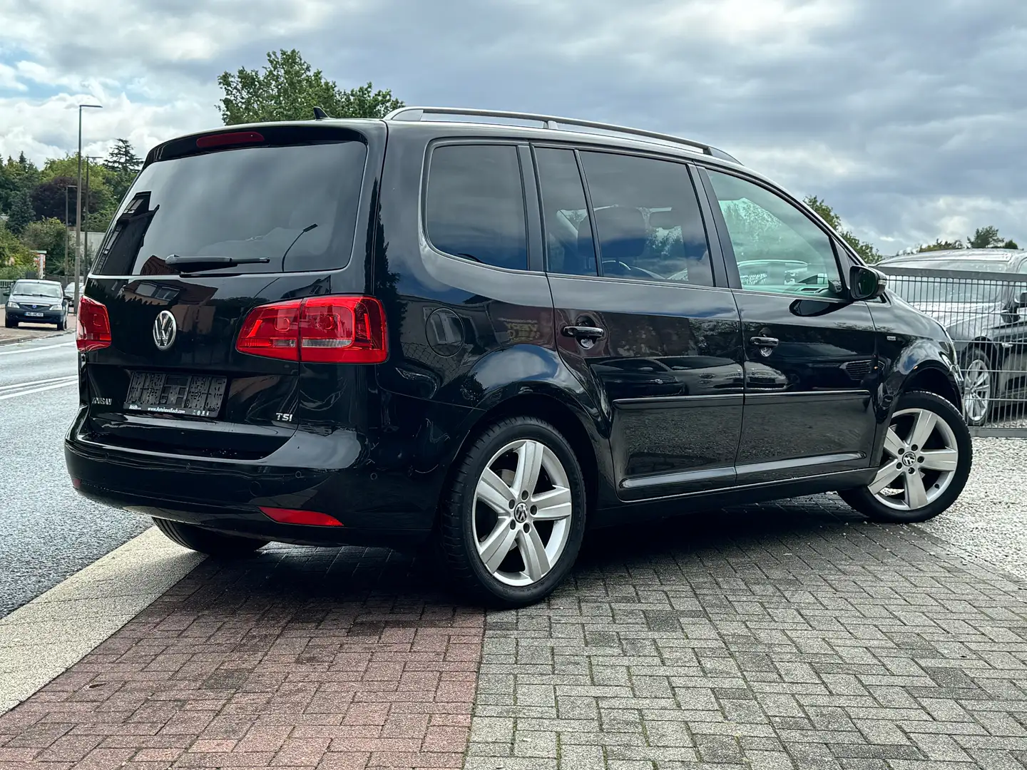 Volkswagen Touran Life Panorama Navi Sitzheizung Top Zustand 2.Hand Noir - 2
