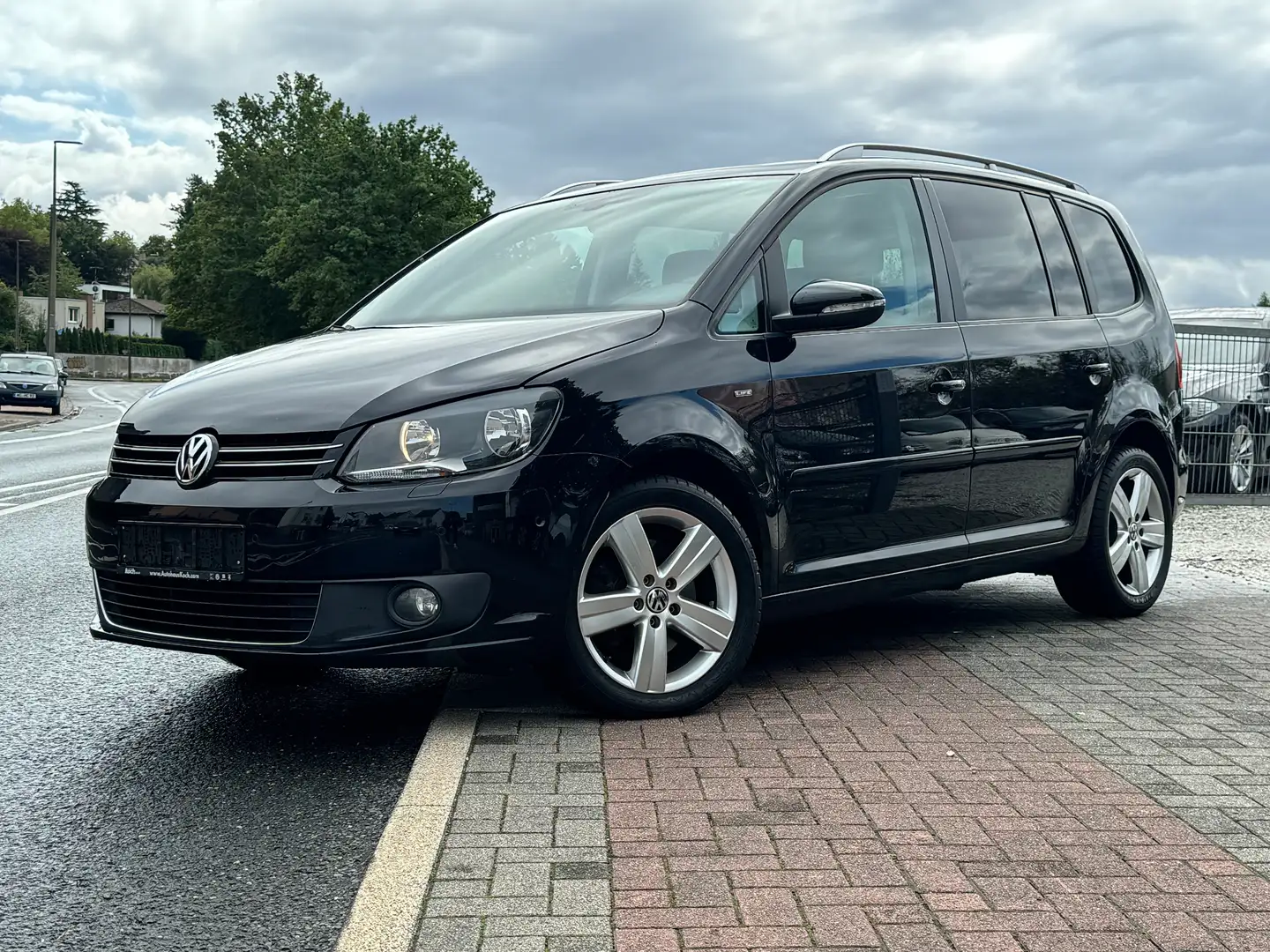 Volkswagen Touran Life Panorama Navi Sitzheizung Top Zustand 2.Hand Noir - 1