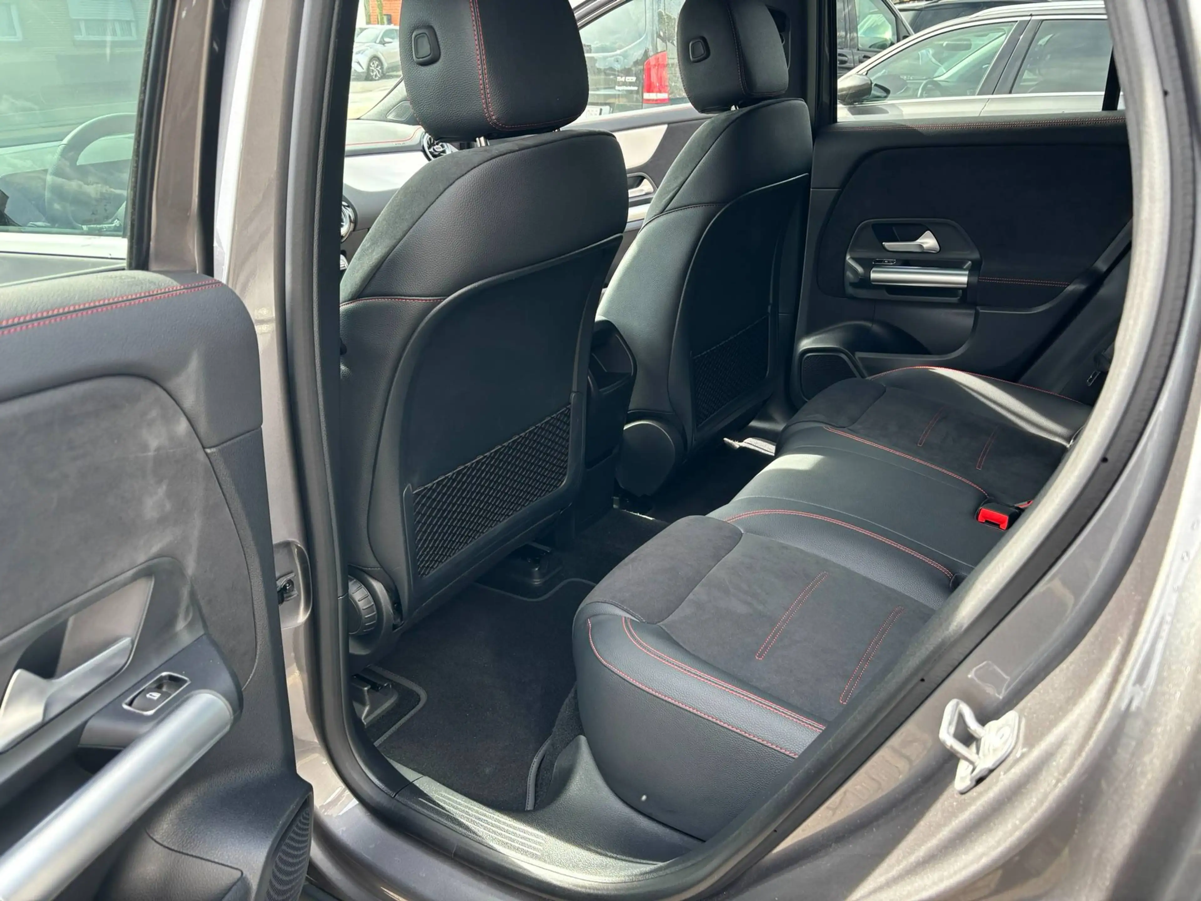 Mercedes-Benz EQA 300 EQA 66.5 kWh 300 4-Matic AMG Line AMG Line — photo 9