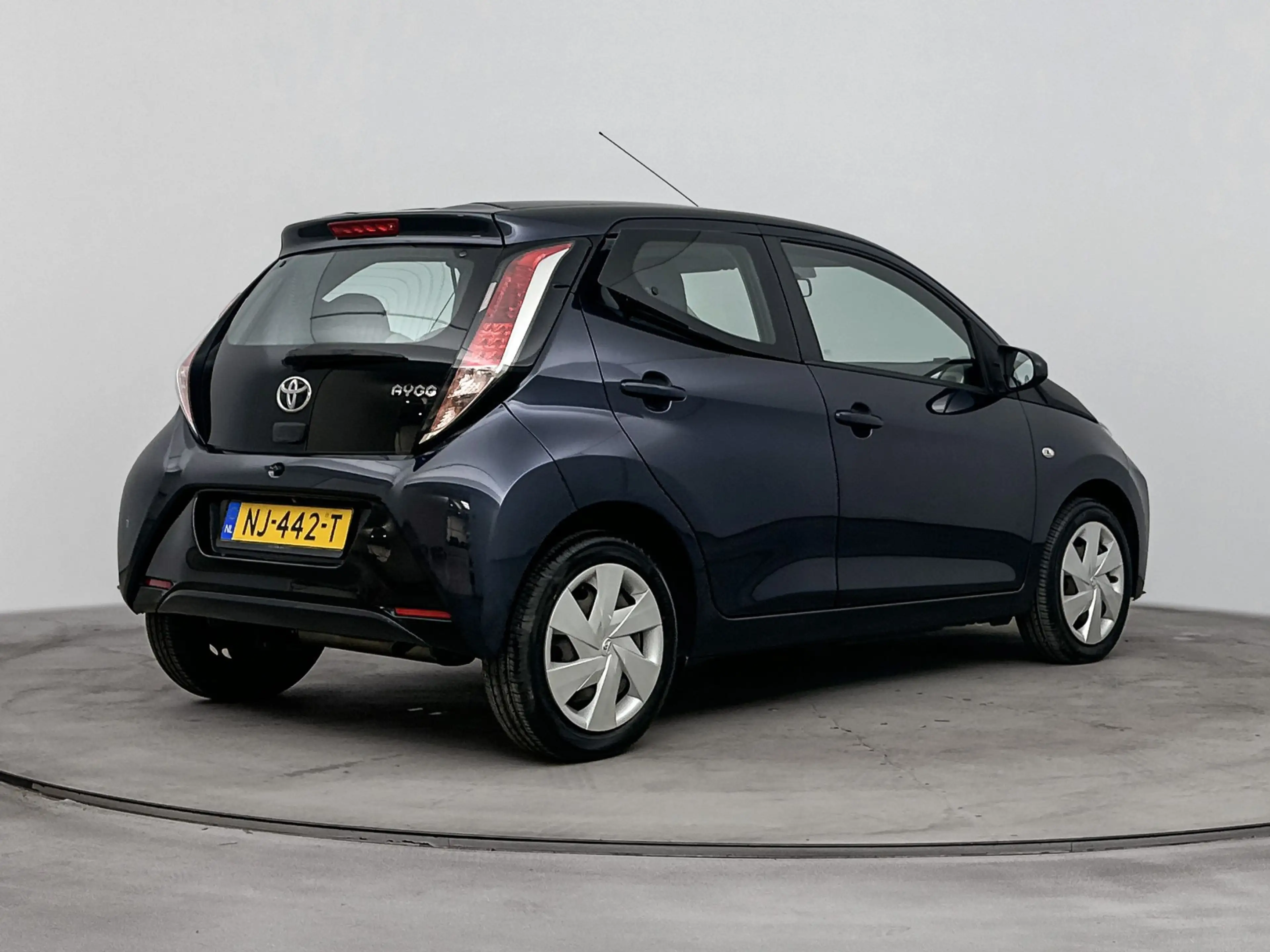 Toyota Aygo 1.0 VVT-i x-play | Parkeercamera | Airco | Metalli — photo 2