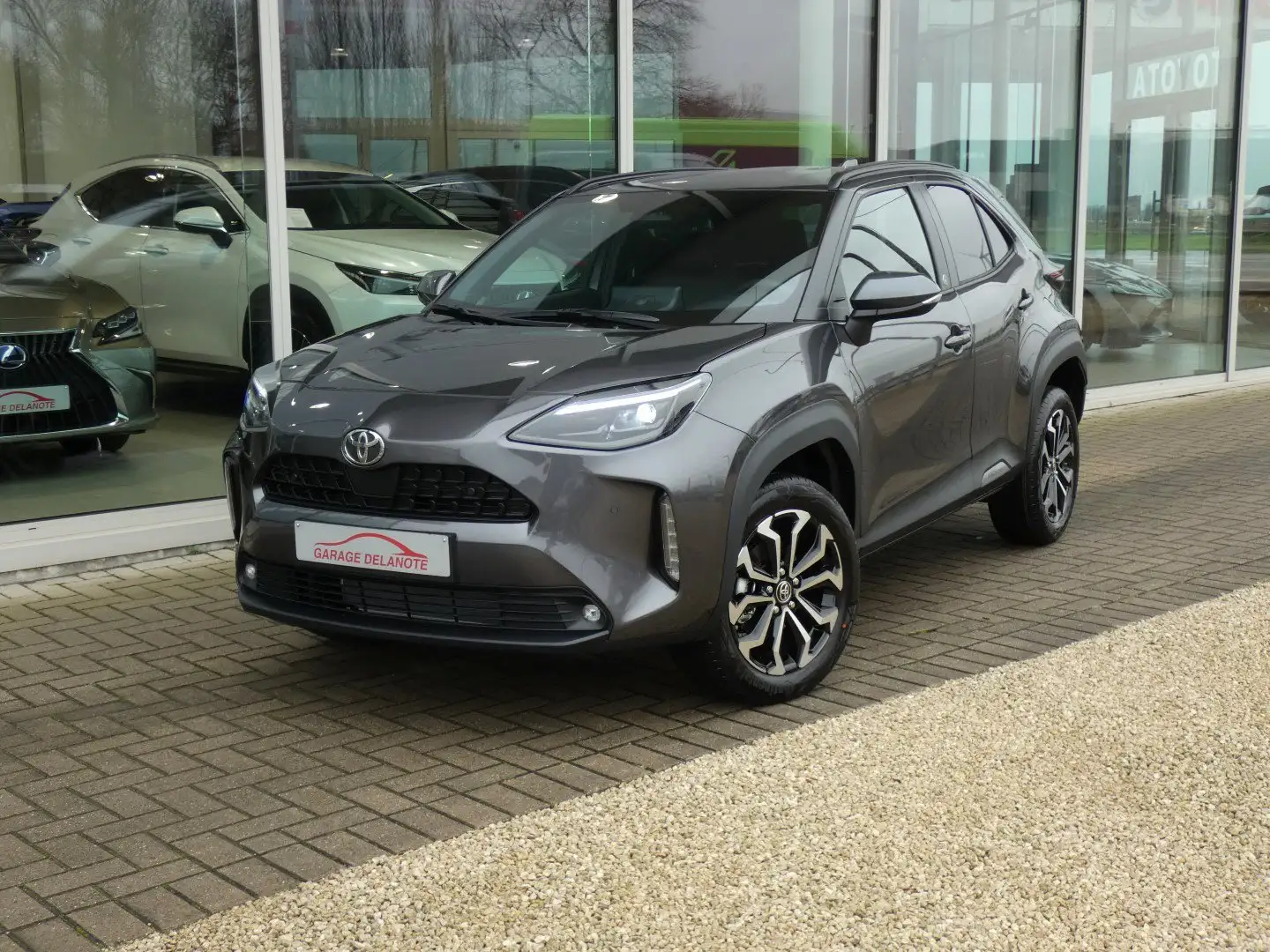 Toyota Yaris Cross Hybrid MODEL 2025 +Parkeersensoren V&A *STOCKDEAL* Gris - 2
