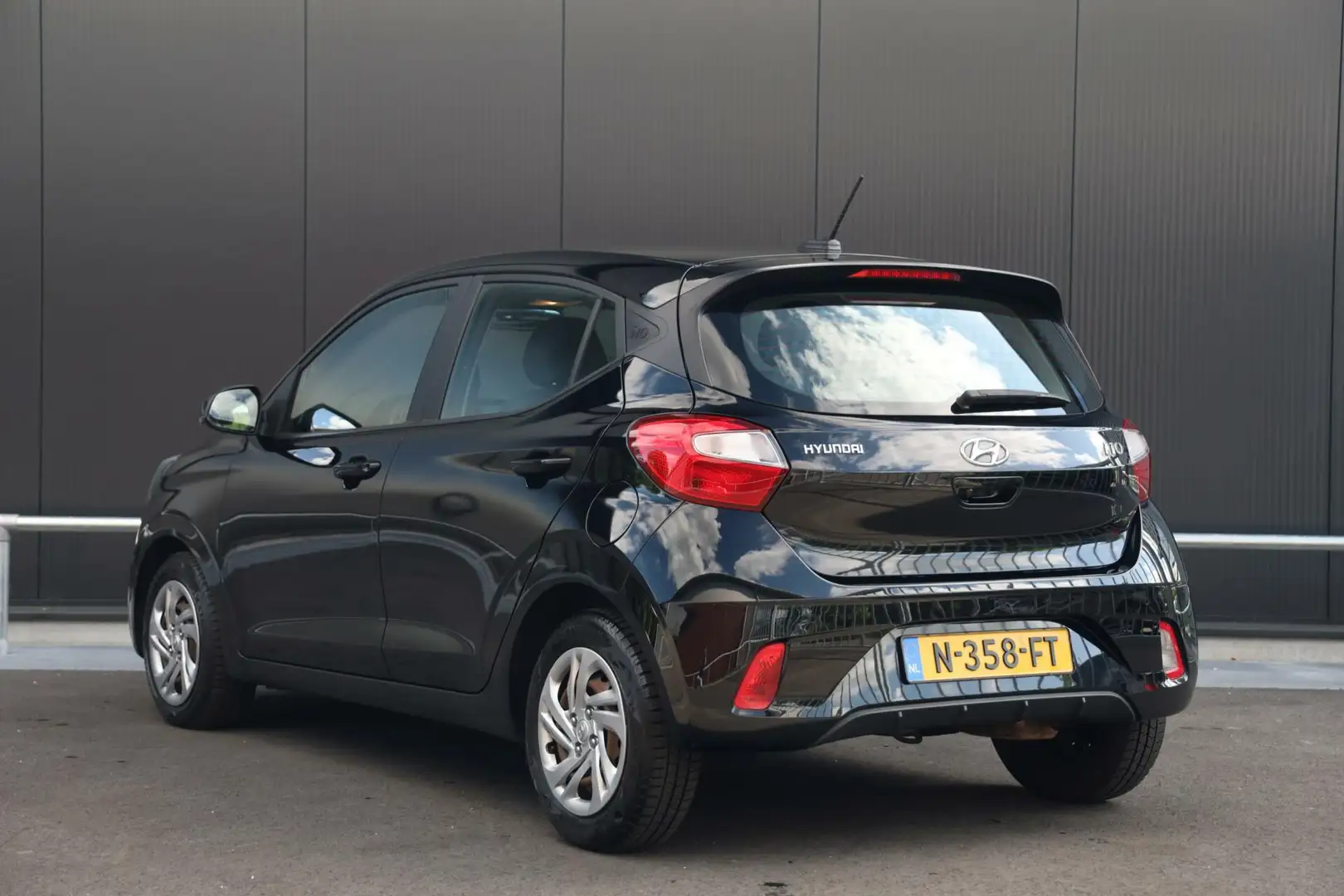 Hyundai i10 1.0 Comfort Smart Navigatie Achteruitrijcamera Sto Zwart - 2