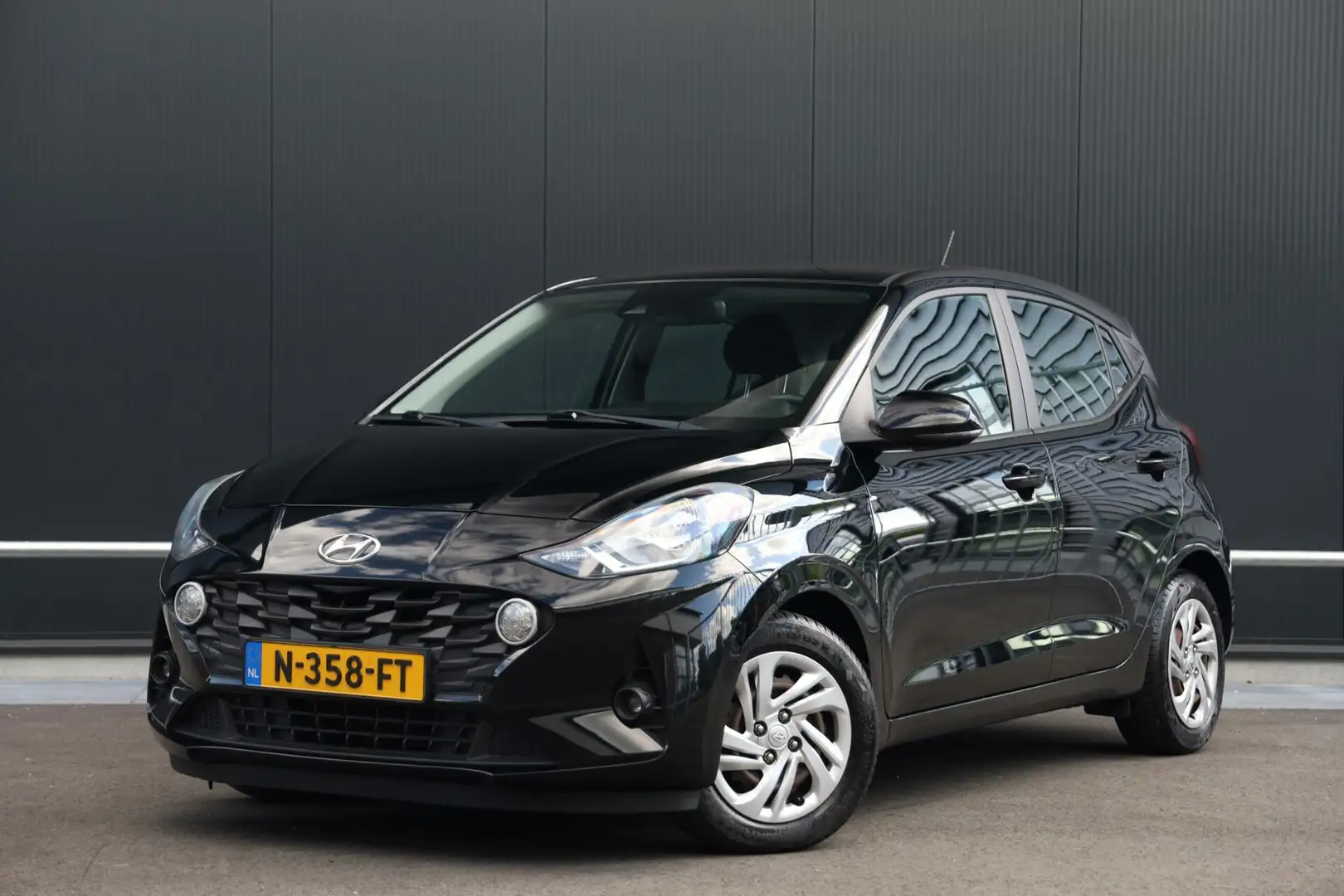 Hyundai i10 1.0 Comfort Smart Navigatie Achteruitrijcamera Sto Zwart - 1