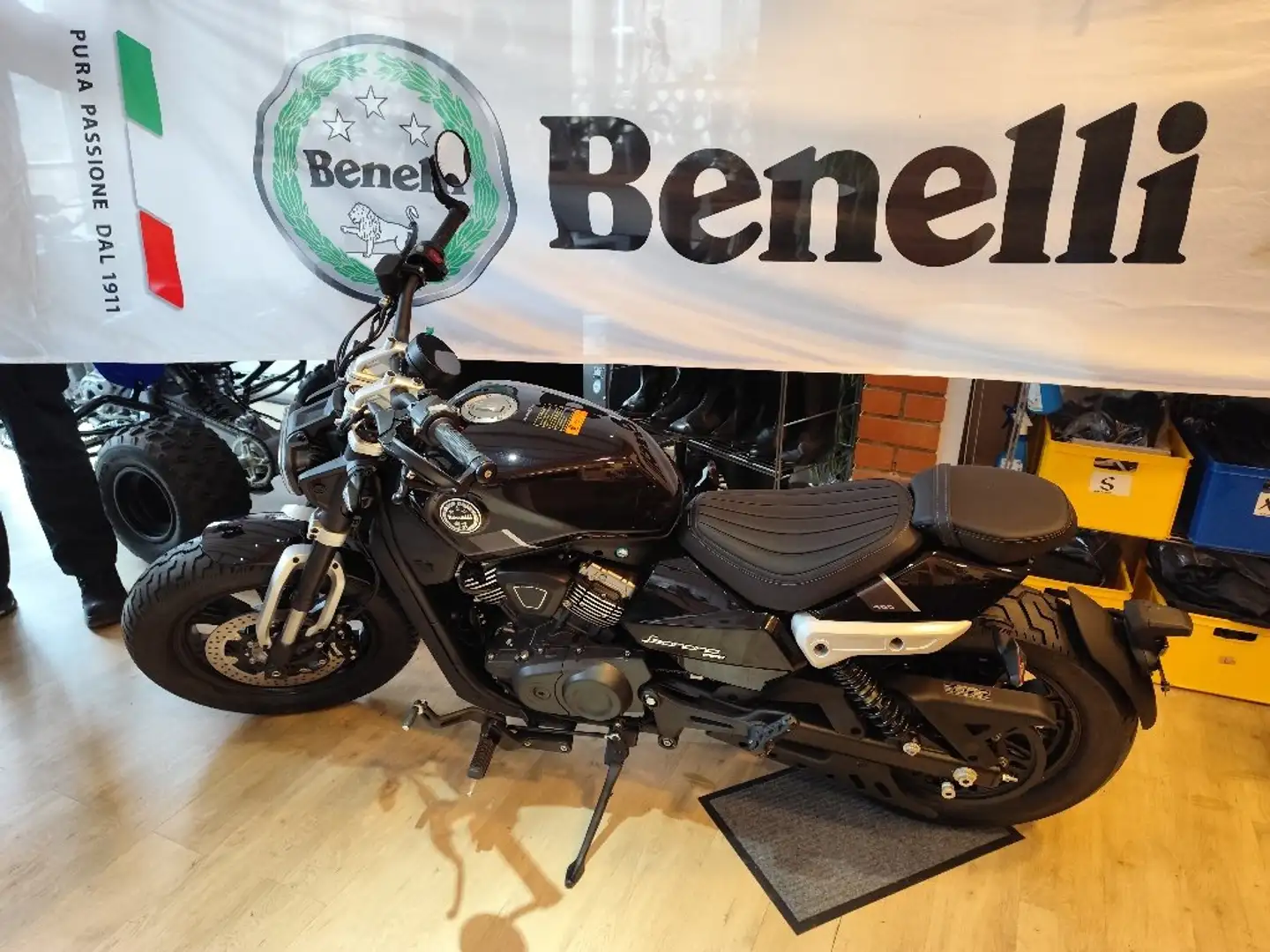 Benelli Leoncino Bobber 400 Negru - 1