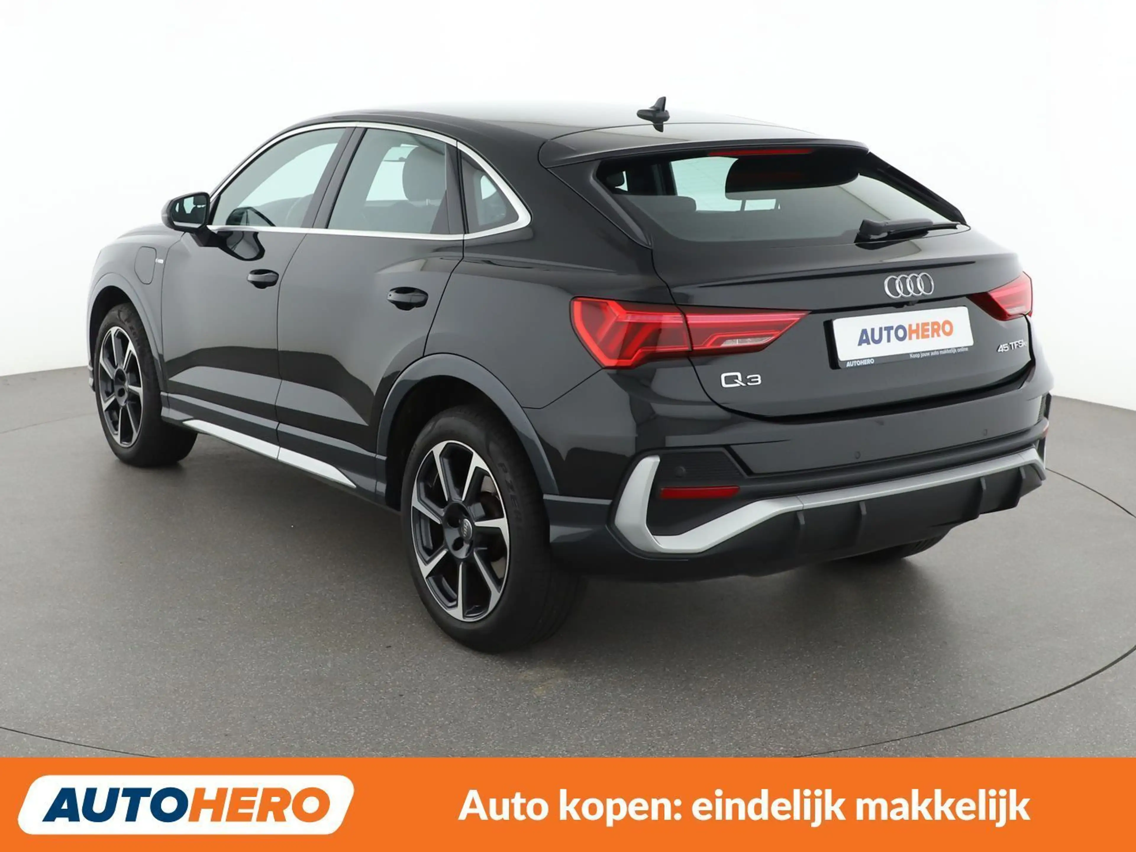Audi Q3 45 TFSIe S line — photo 4