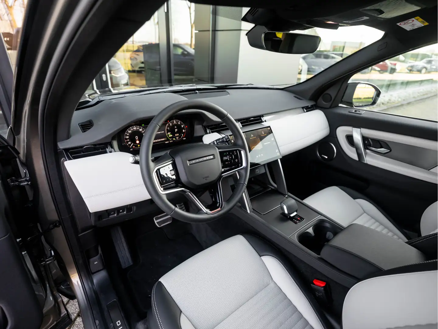 Land Rover Discovery Sport P270e PHEV Dynamic Edition | Light Oyster | 3D Sur Grijs - 2