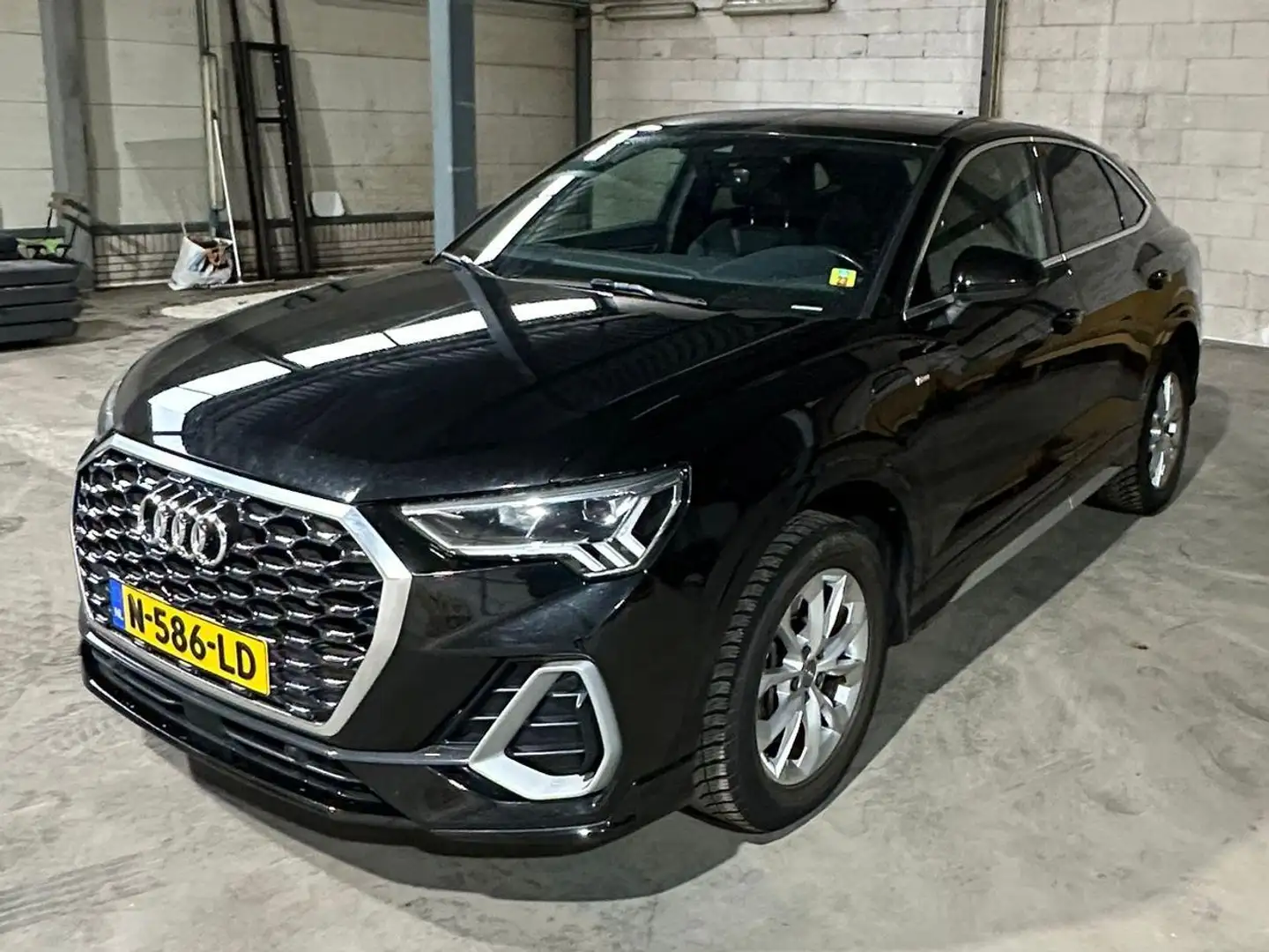 Audi Q3 Q3 Sportback E-TRON S line 245pk Zwart - 1