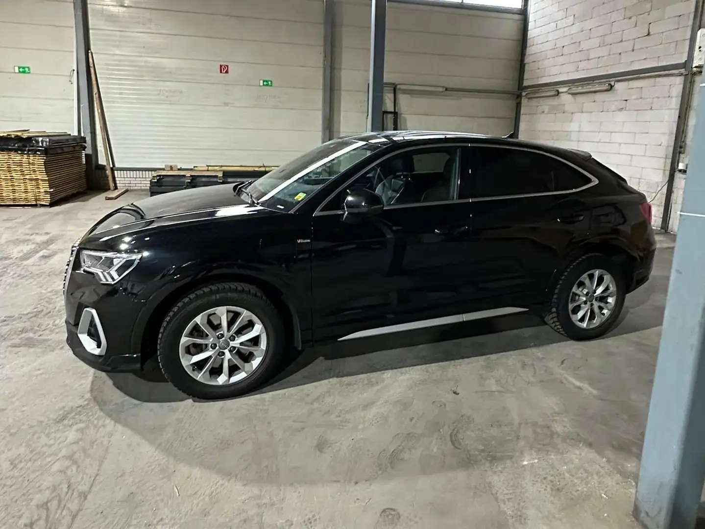 Audi Q3 Q3 Sportback E-TRON S line 245pk Zwart - 2