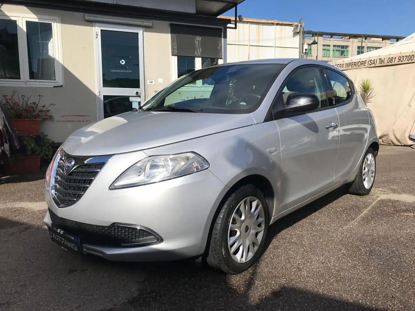 Lancia Ypsilon 1.2 69 CV 5 porte S&S Silver Grau - 2