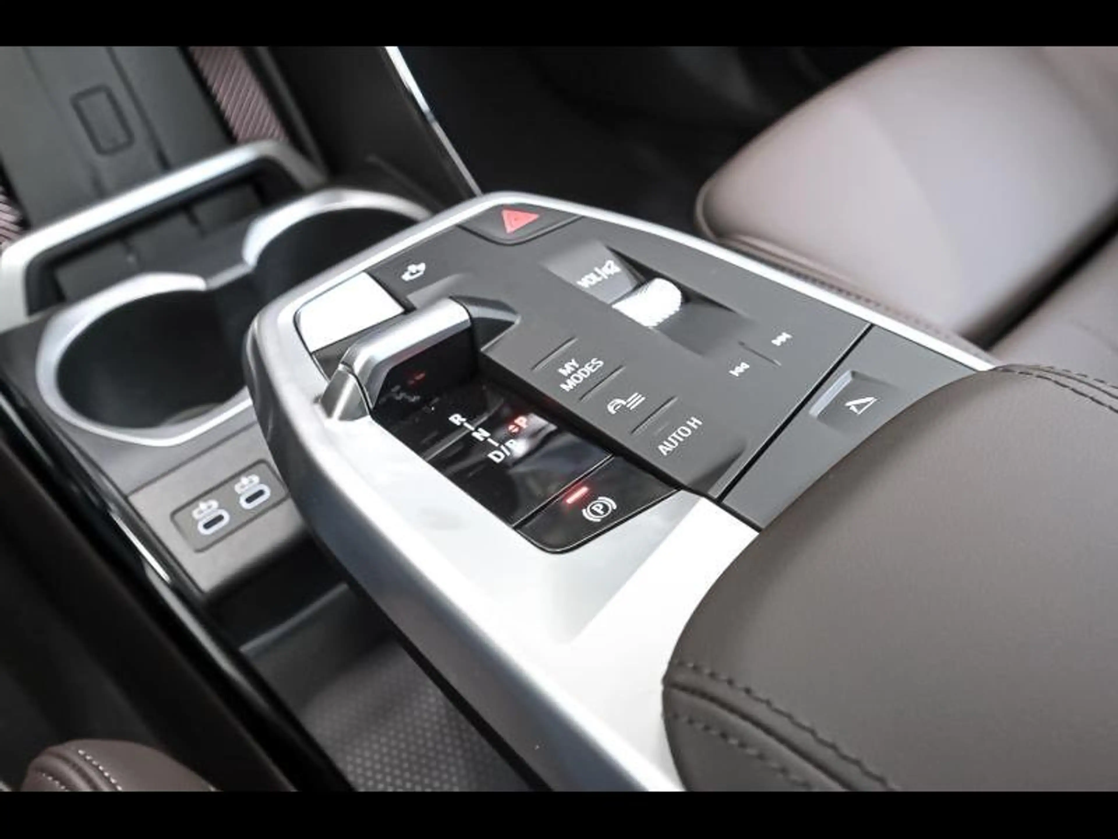 BMW iX2 eDrive20 - Msport|Cam|Comfort|Zetelvw — photo 9