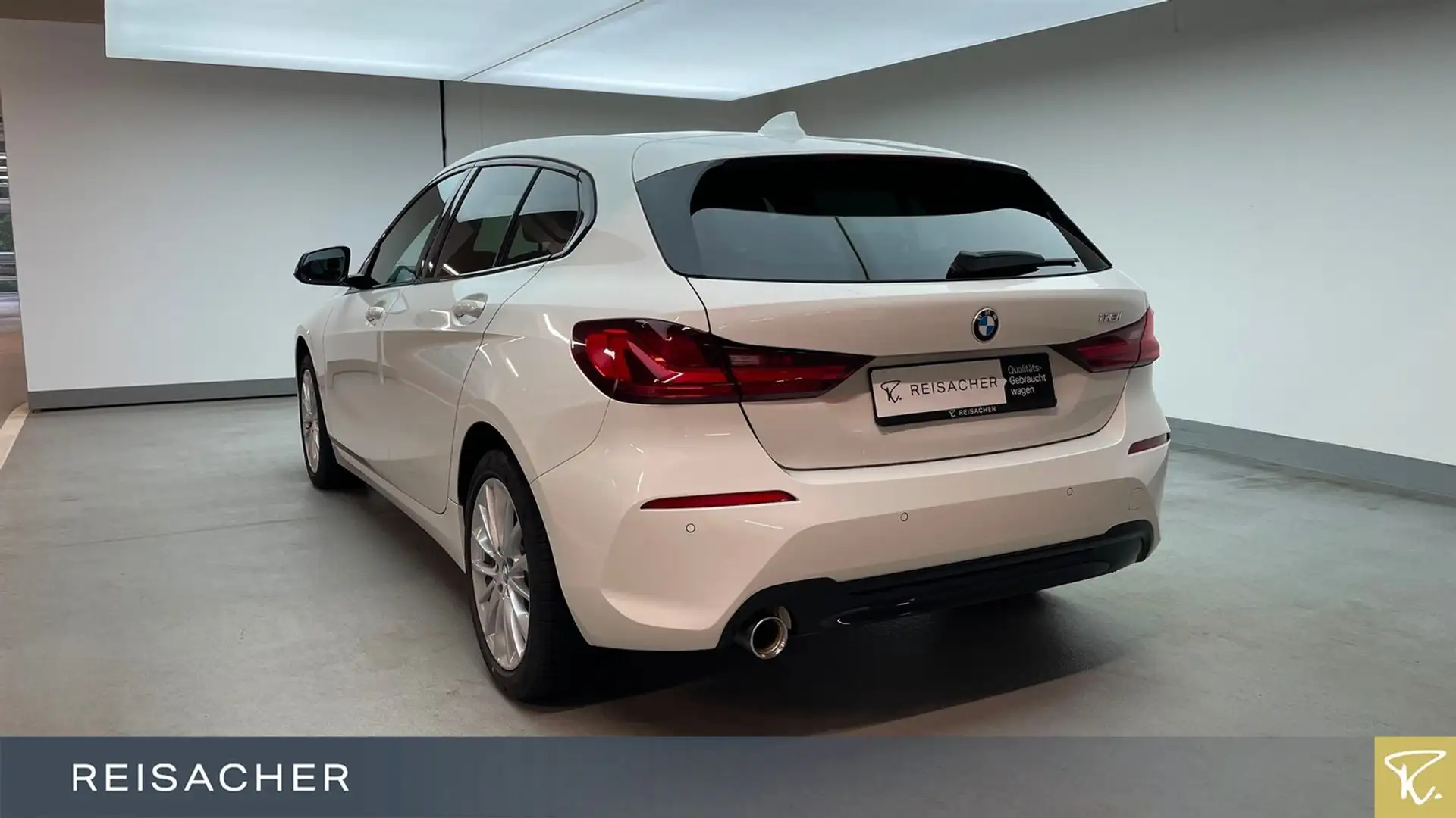 BMW 118 iA Sport-Line,Pano,AHK,LCProf,LED,FLA,LM17" Weiß - 2