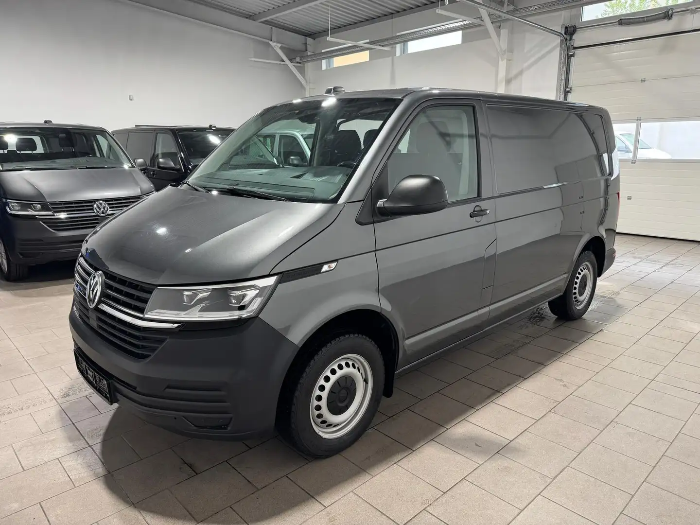 Volkswagen T6.1 Transporter ,4Motion,kurz,DSG,Navi,PDC,AHK Grau - 2