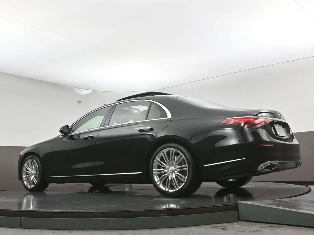 Mercedes-Benz S-Class снимка Mercedes-Benz S-Class