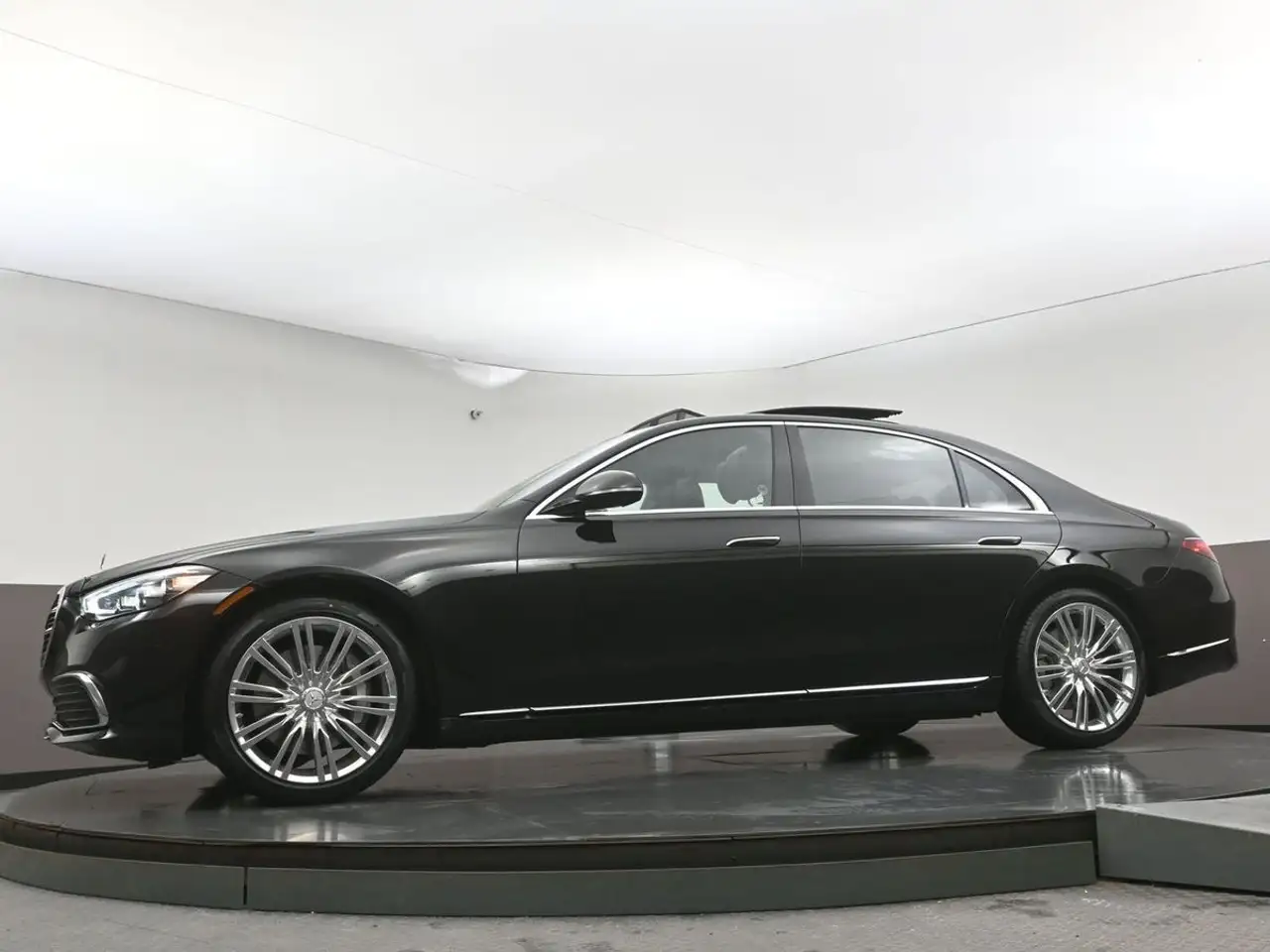 Mercedes-Benz S-Class снимка Mercedes-Benz S-Class