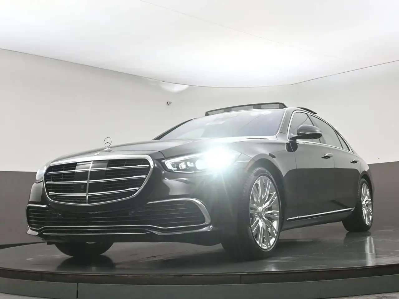 Mercedes-Benz S-Class снимка Mercedes-Benz S-Class