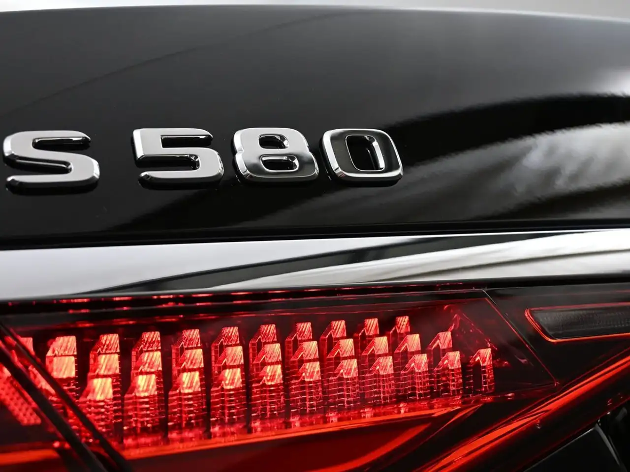 Mercedes-Benz S-Class снимка Mercedes-Benz S-Class