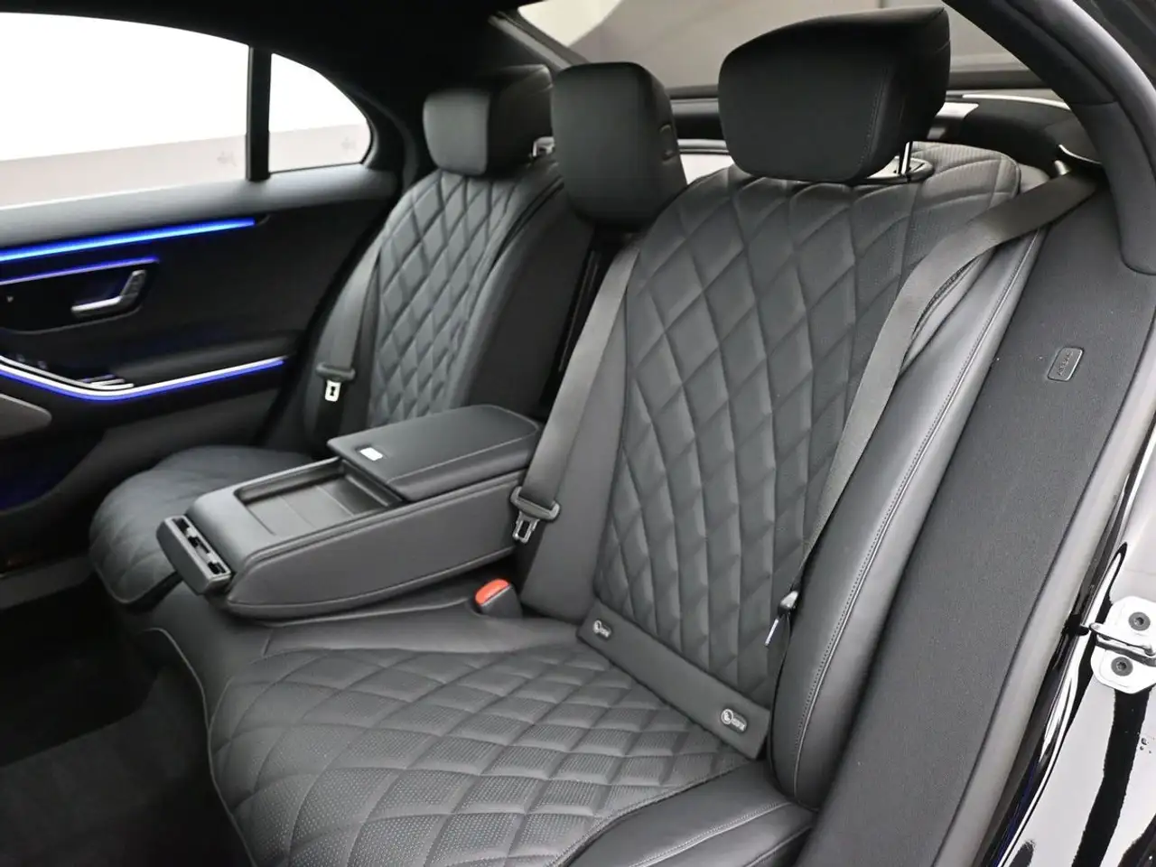 Mercedes-Benz S-Class снимка Mercedes-Benz S-Class